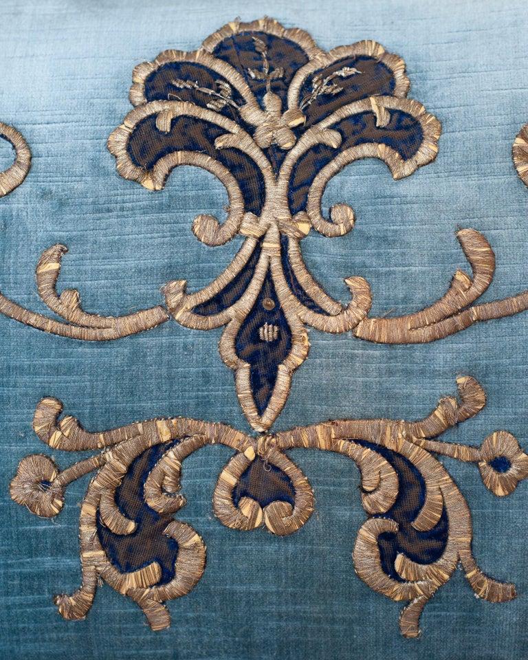 XXI secolo e contemporaneo Cuscino contemporaneo in velluto blu medio con applicazioni ricamate in stile antico in vendita