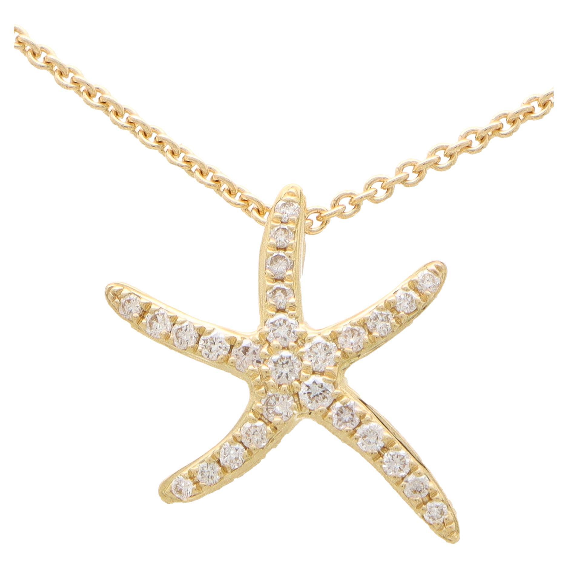 Contemporary Medium Diamond Starfish Pendant Necklace Set in 18k Yellow Gold For Sale