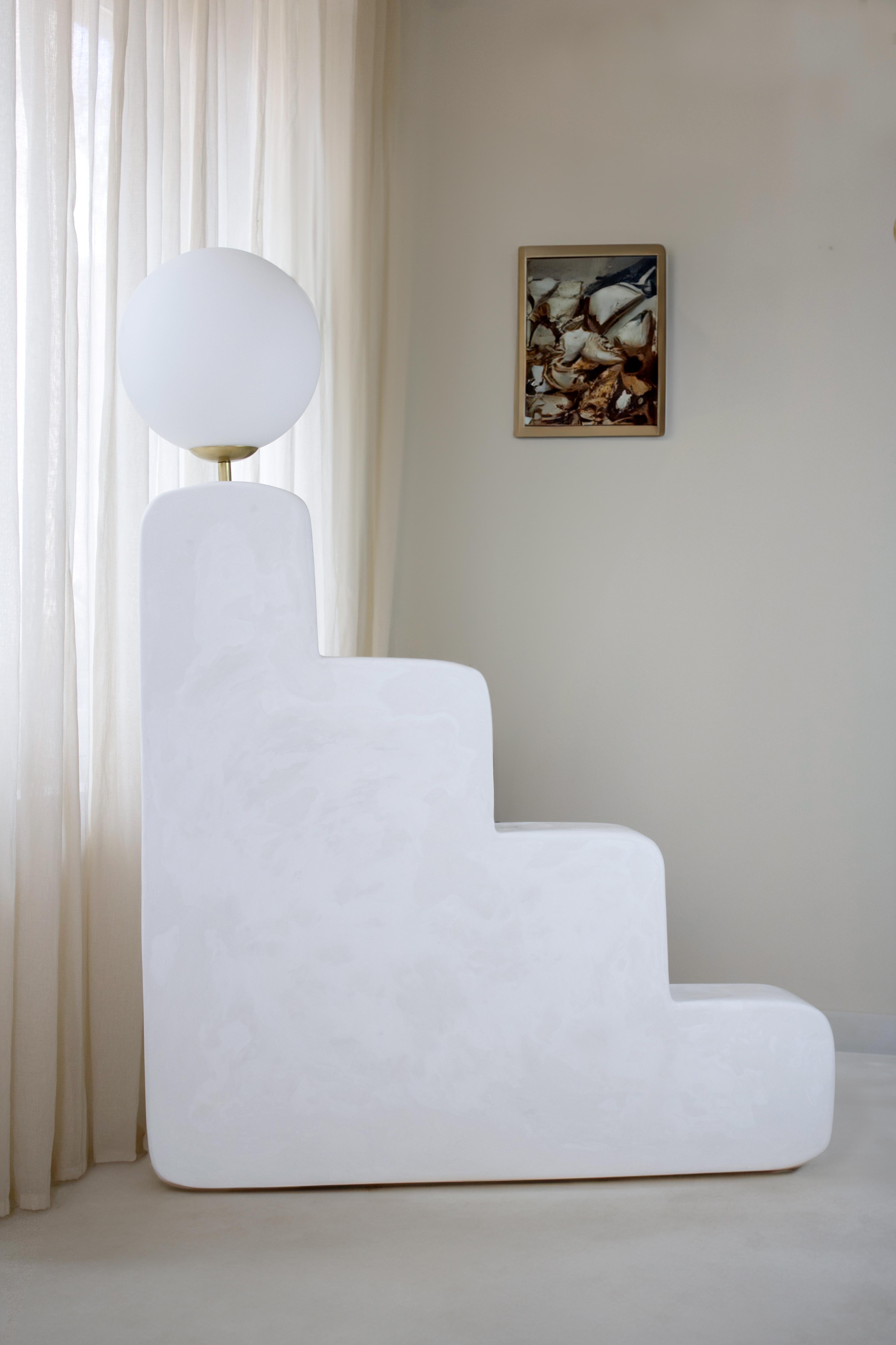 La lampe Bigli est une lampe contemporaine fabriquée à la main, issue de la Collection Formals, en plâtre. La forme de la sculpture fait allusion à l'ambition et à l'illumination d'une manière ludique. Les courbes lisses et organiques de la lampe