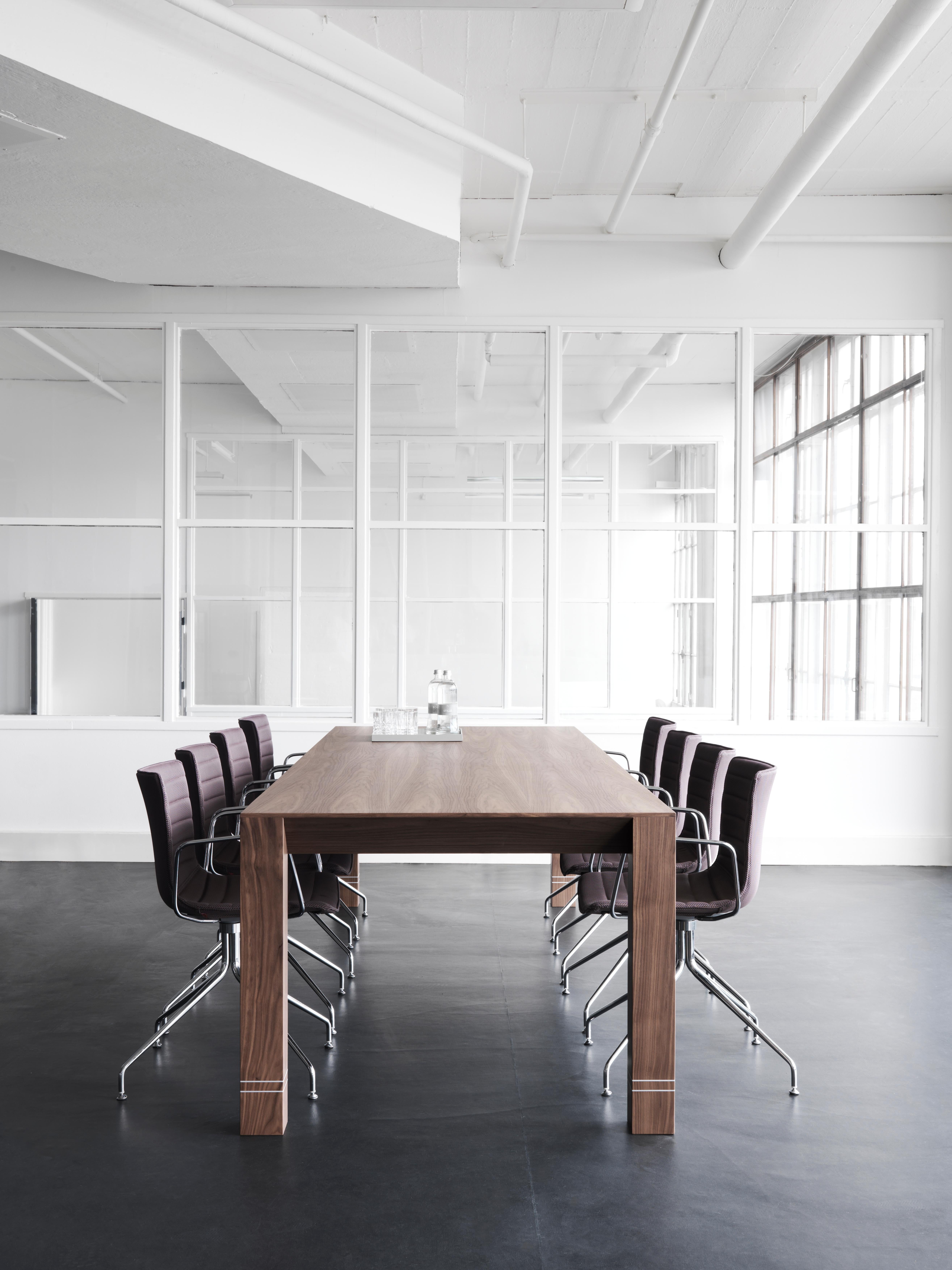 Made to encourage creativity and productivity, Il Grand Papá is a spacious and elegant solution for office use. While the design is simple, grandeur is added through the notable size of the table, adding a sense of authority to the room. The