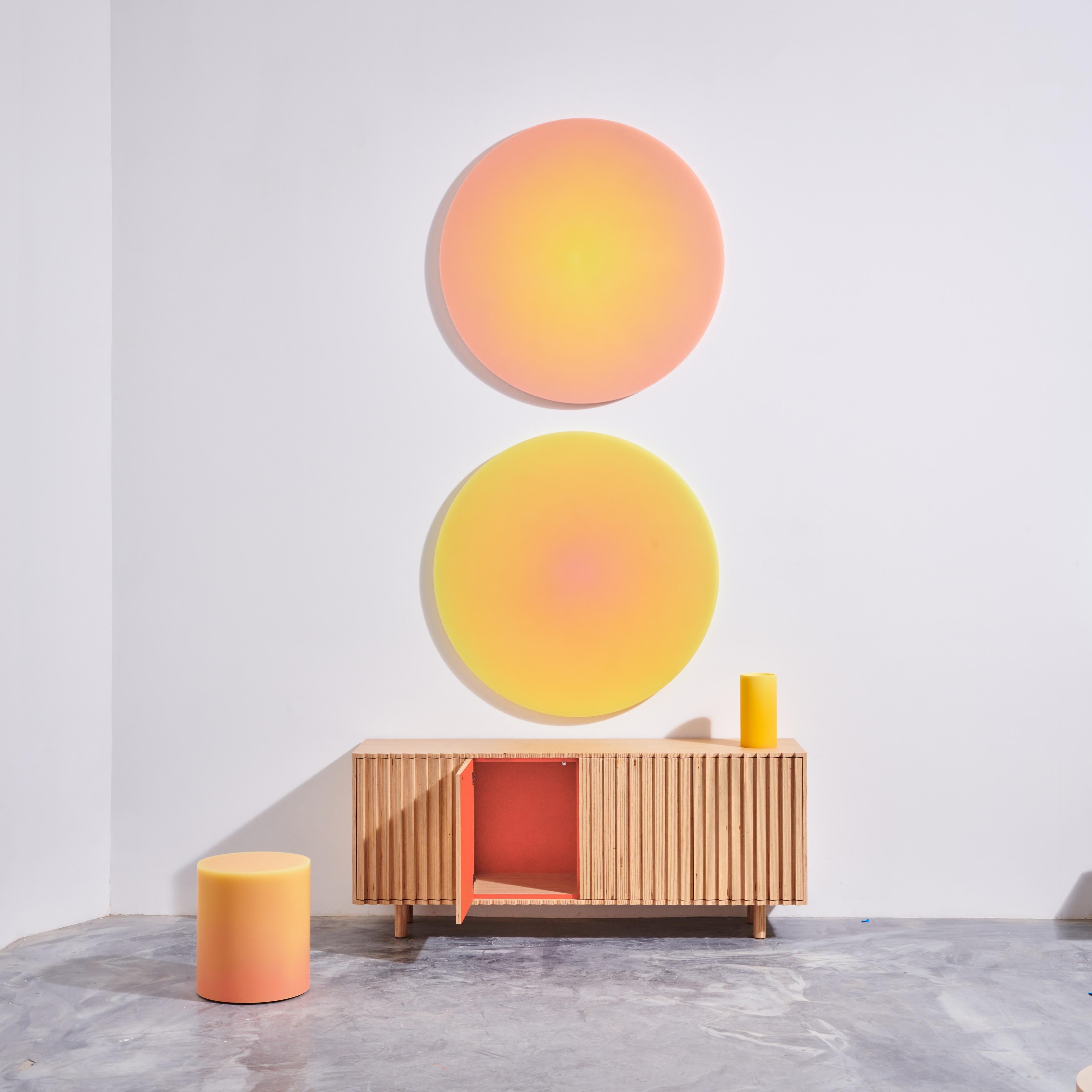 Taburete/mesa auxiliar contemporáneos de resina epoxi Meld Drum Naranja degradado by Facture Moderno en venta