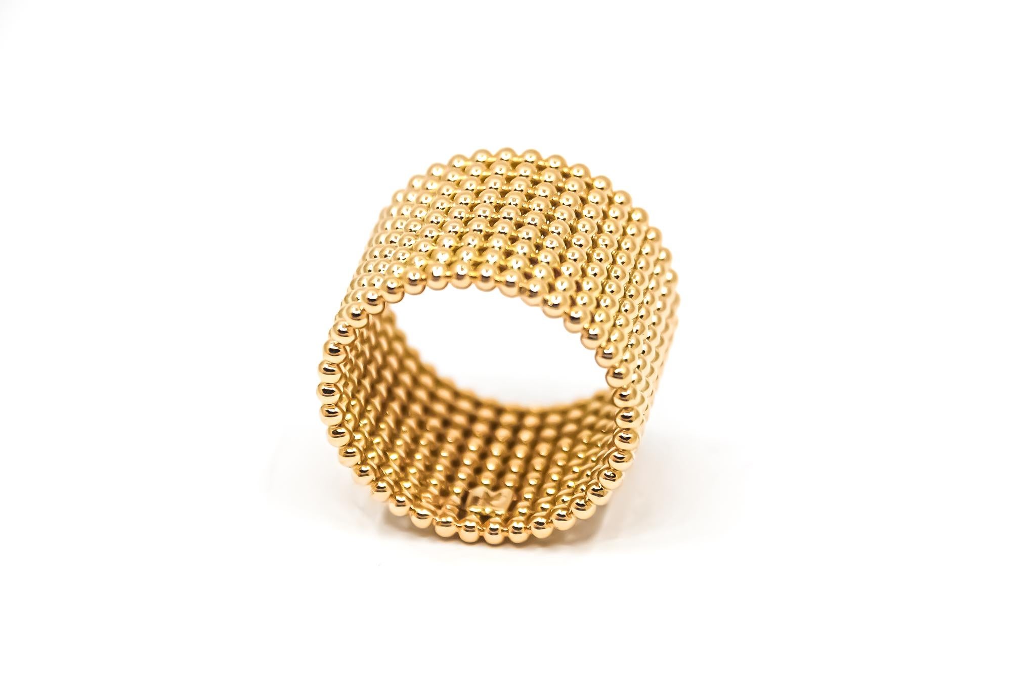 Contemporary Mesh Band Ring in 18KT Yellow Gold

Ring is resizable