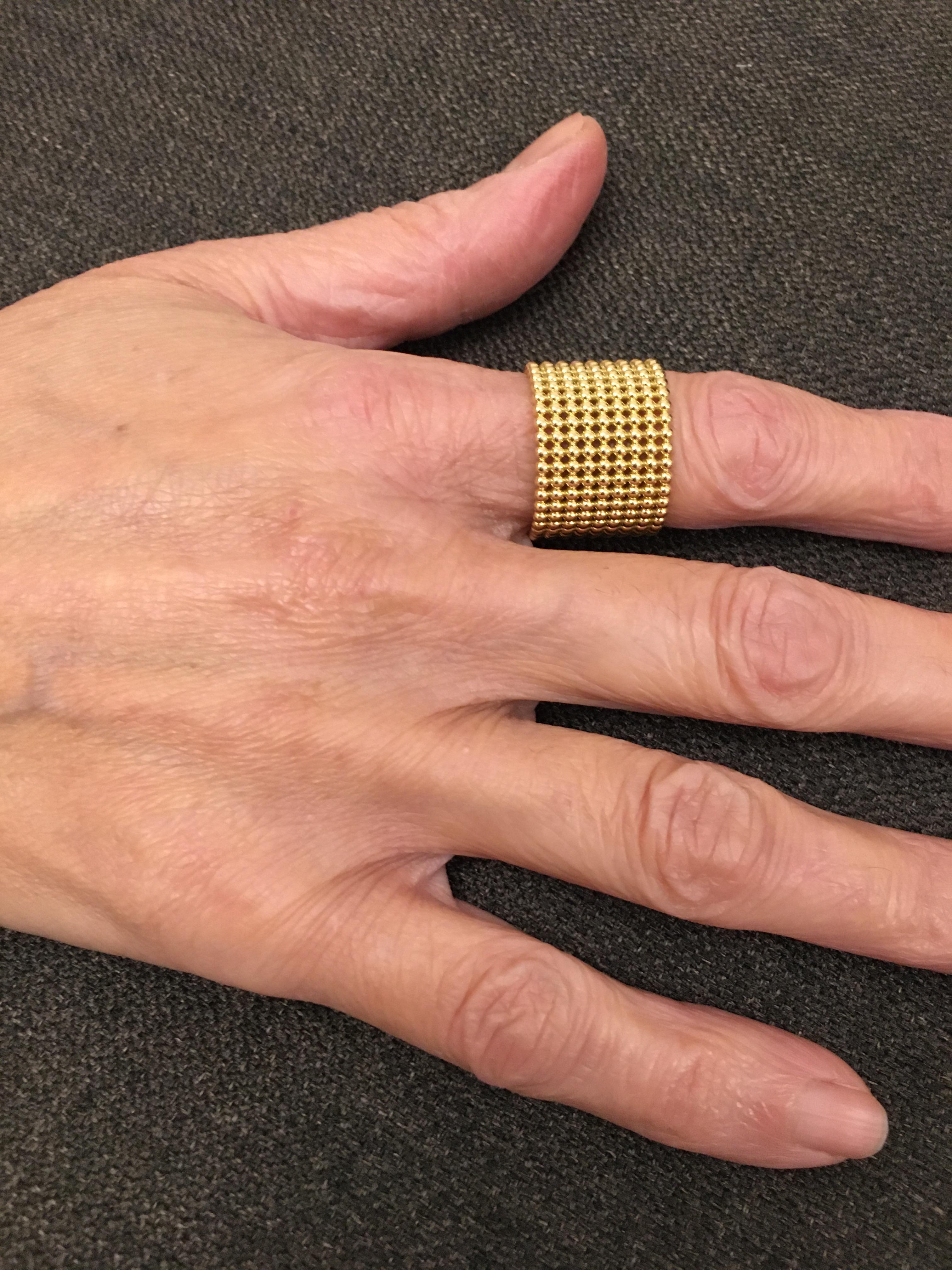 Contemporary Mesh Band Ring in 18Kt Yellow Gold In New Condition In Dubai, AE