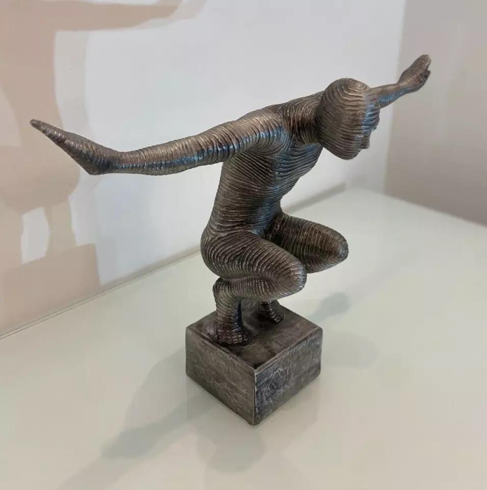 Sculpture contemporaine en métal Aluminium d'une forme humaine avec les bras tendus en position de yoga. 

Une grande œuvre d'art sculpturale qui peut être utilisée à l'intérieur et à l'extérieur. 

Nous avons une sélection de ces sculptures en