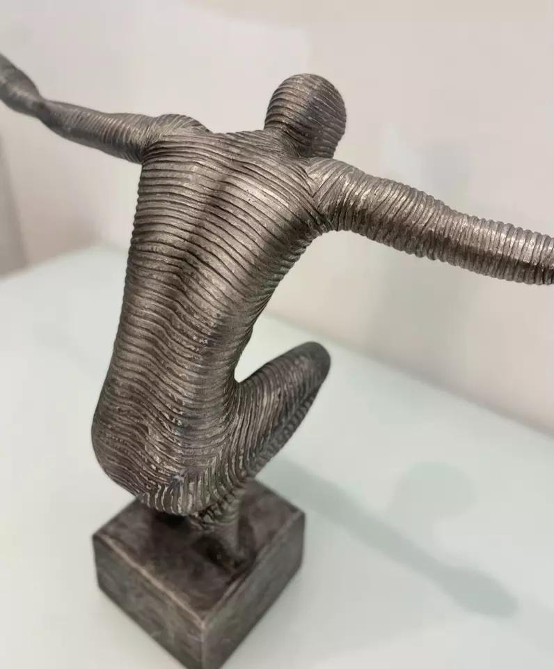 Moderne Sculpture contemporaine en métal et aluminium en position de yoga en vente