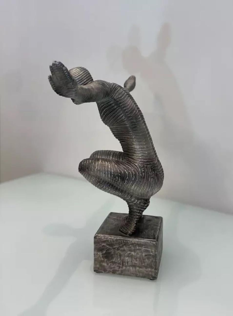 XXIe siècle et contemporain Sculpture contemporaine en métal et aluminium en position de yoga en vente