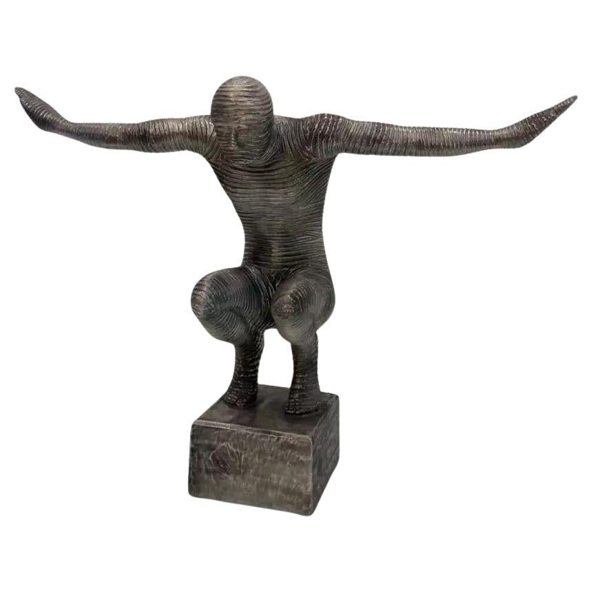Sculpture contemporaine en métal et aluminium en position de yoga en vente