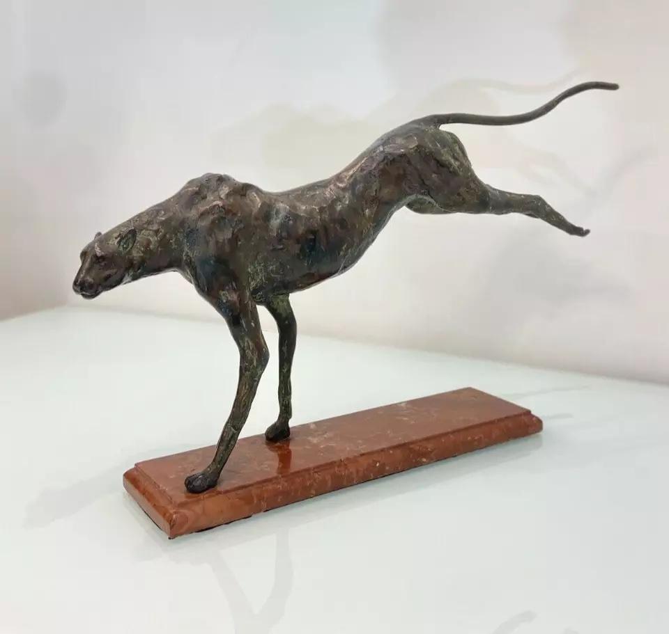 Cette rare et exquise sculpture antique en bronze de l'Arte Antiques présente un superbe léopard sur une base en marbre, vers les années 1930. 

Les détails complexes de la forme du léopard en mouvement témoignent de l'habileté de l'artiste qui a