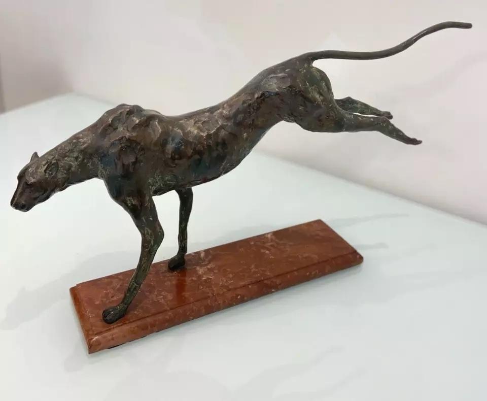 Européen Sculpturale léopard Art Déco ancien en bronze sur socle en marbre en vente