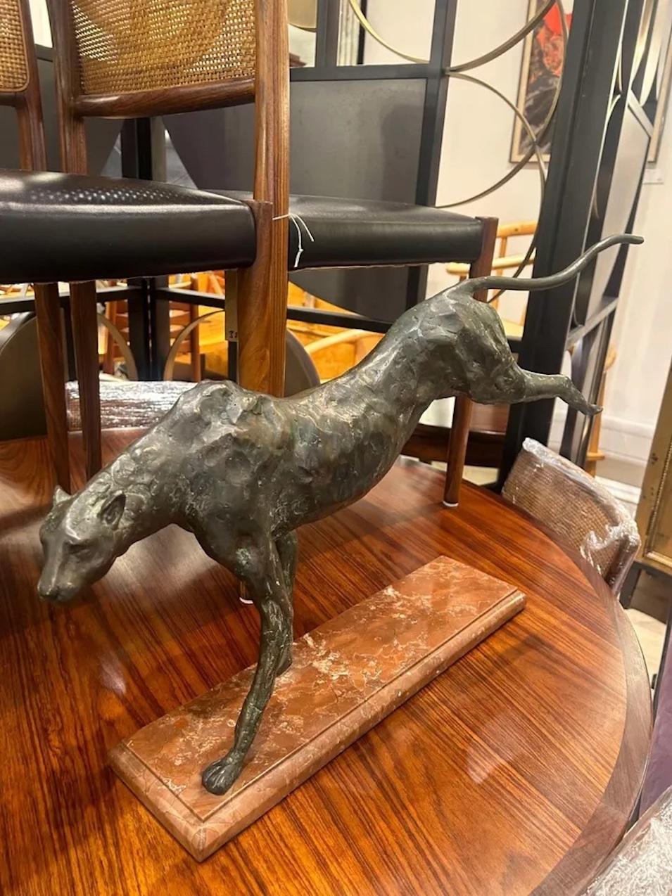 Sculpturale léopard Art Déco ancien en bronze sur socle en marbre Bon état - En vente à London, GB