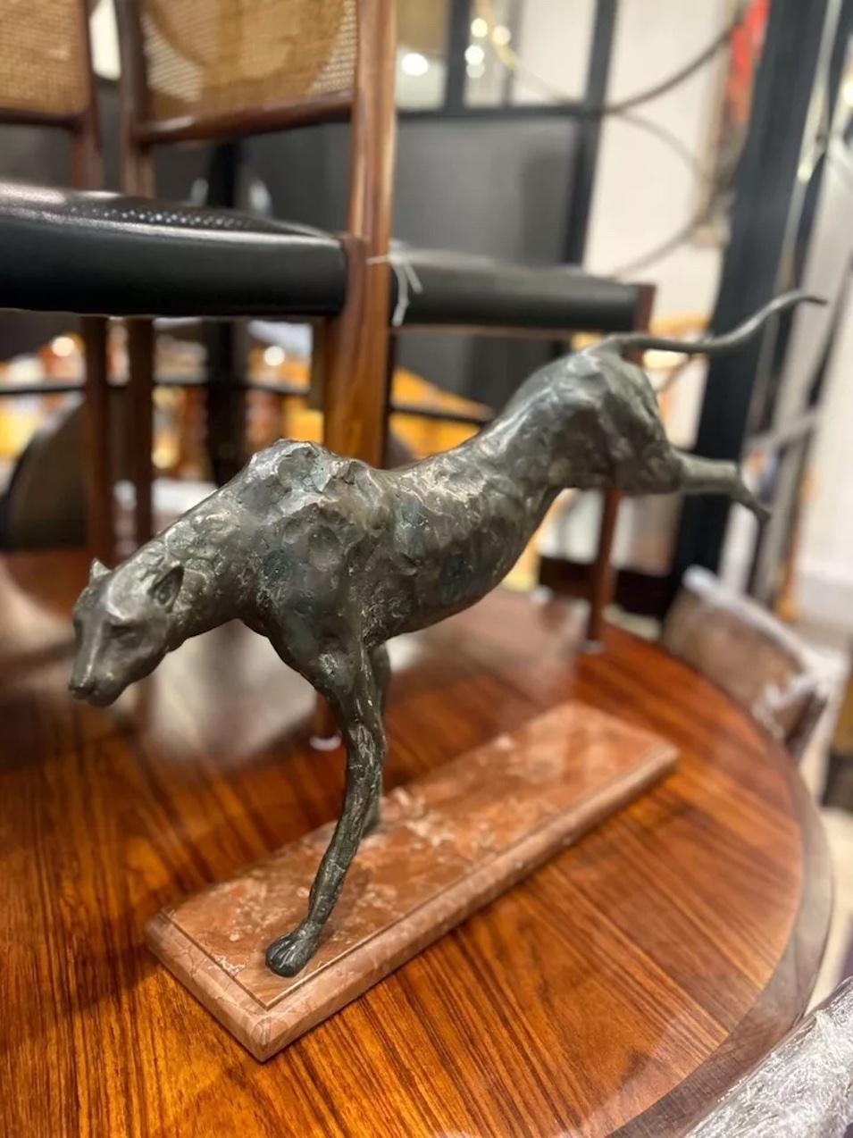 20ième siècle Sculpturale léopard Art Déco ancien en bronze sur socle en marbre en vente