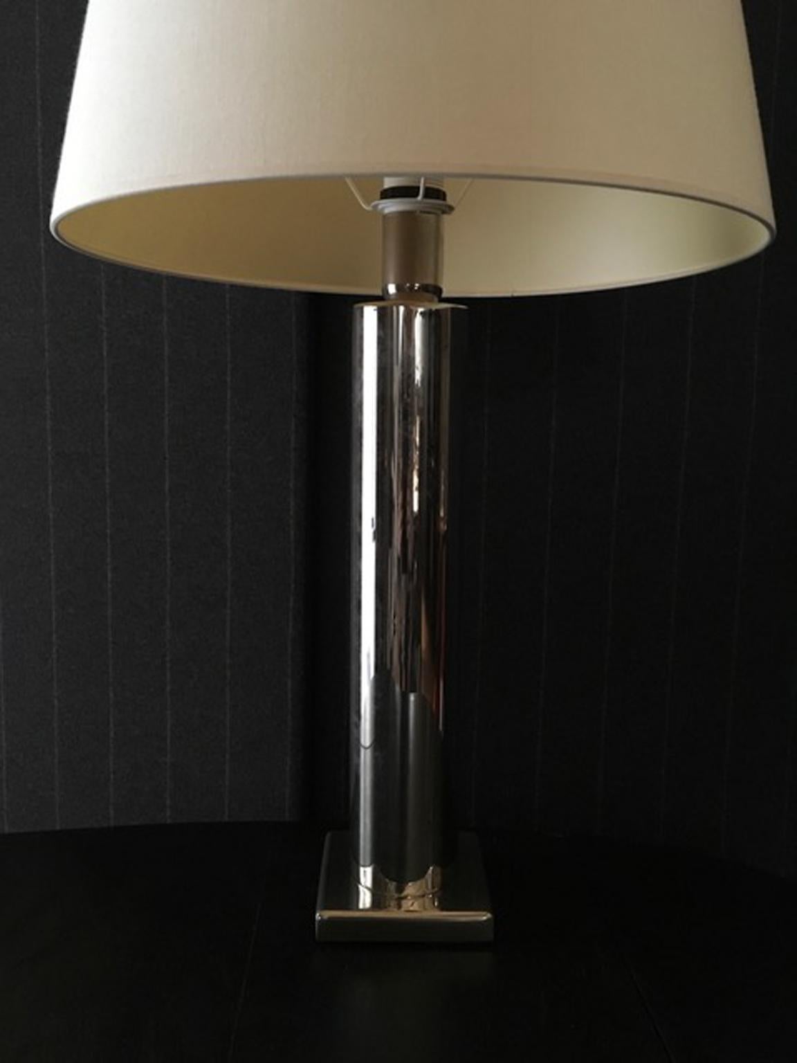 Lampe à poser contemporaine en métal chromé fabriquée en Italie, de style vintage et minimaliste.

Cette lampe de table de forme géométrique et linéaire dans un style minimaliste, est une production italienne contemporaine, réalisée avec la