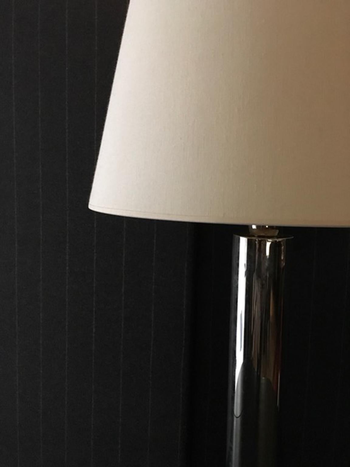 Minimaliste Contemporary Metal Chrome Italian Vintage Modern Minimalist Style Table Lamp en vente
