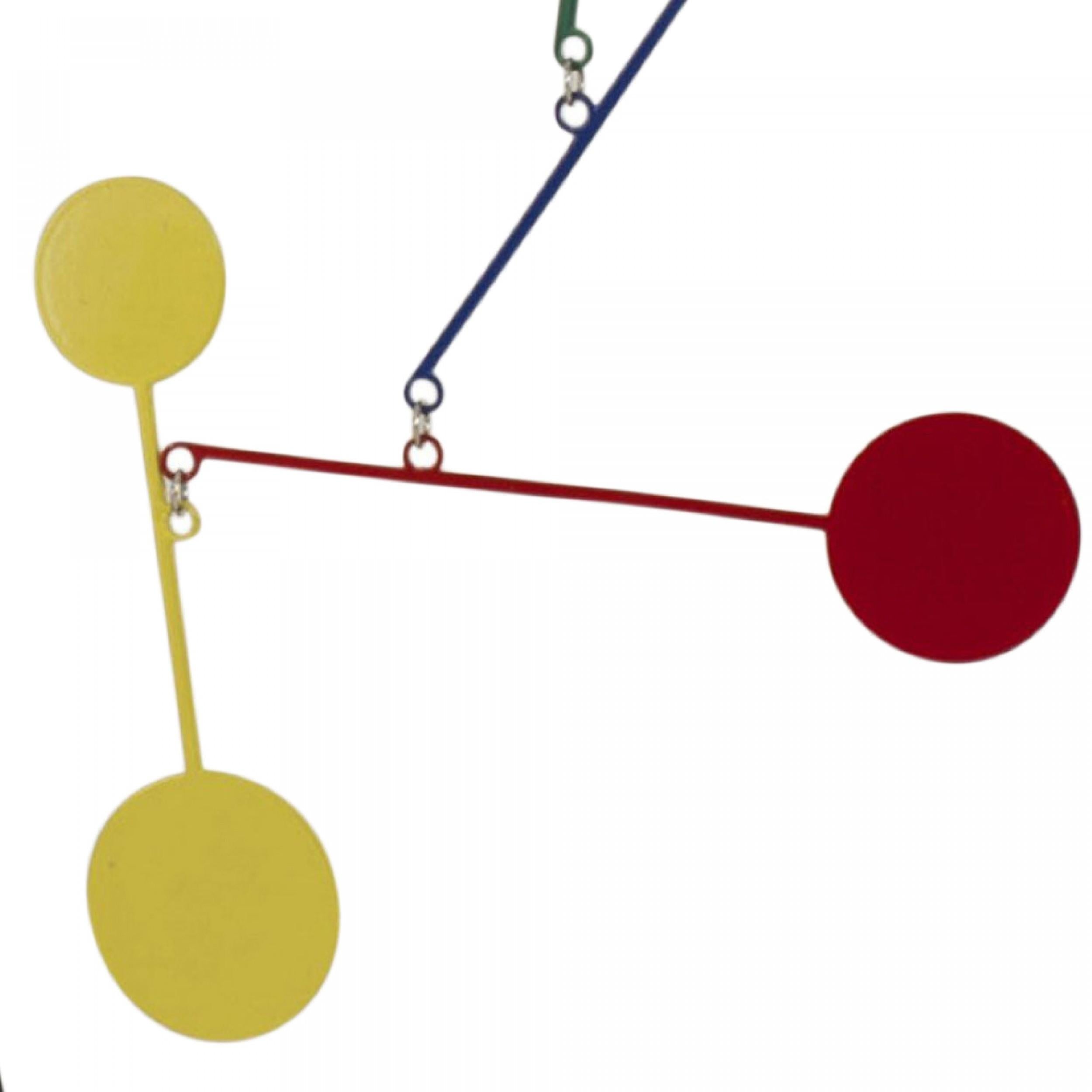 Scultura da tavolo contemporanea in metallo con cerchi in piedi di colore rosso, giallo, verde e blu bilanciati da un grande cerchio bianco su una base nera a forma di triangolo