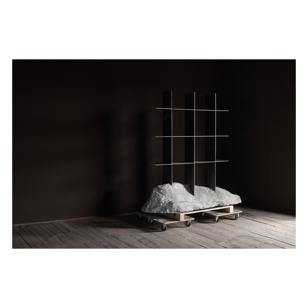 Estantería metálica contemporánea esculpida con piedra gris de forma natural por Niclas Wolf Siglo XXI y contemporáneo en venta