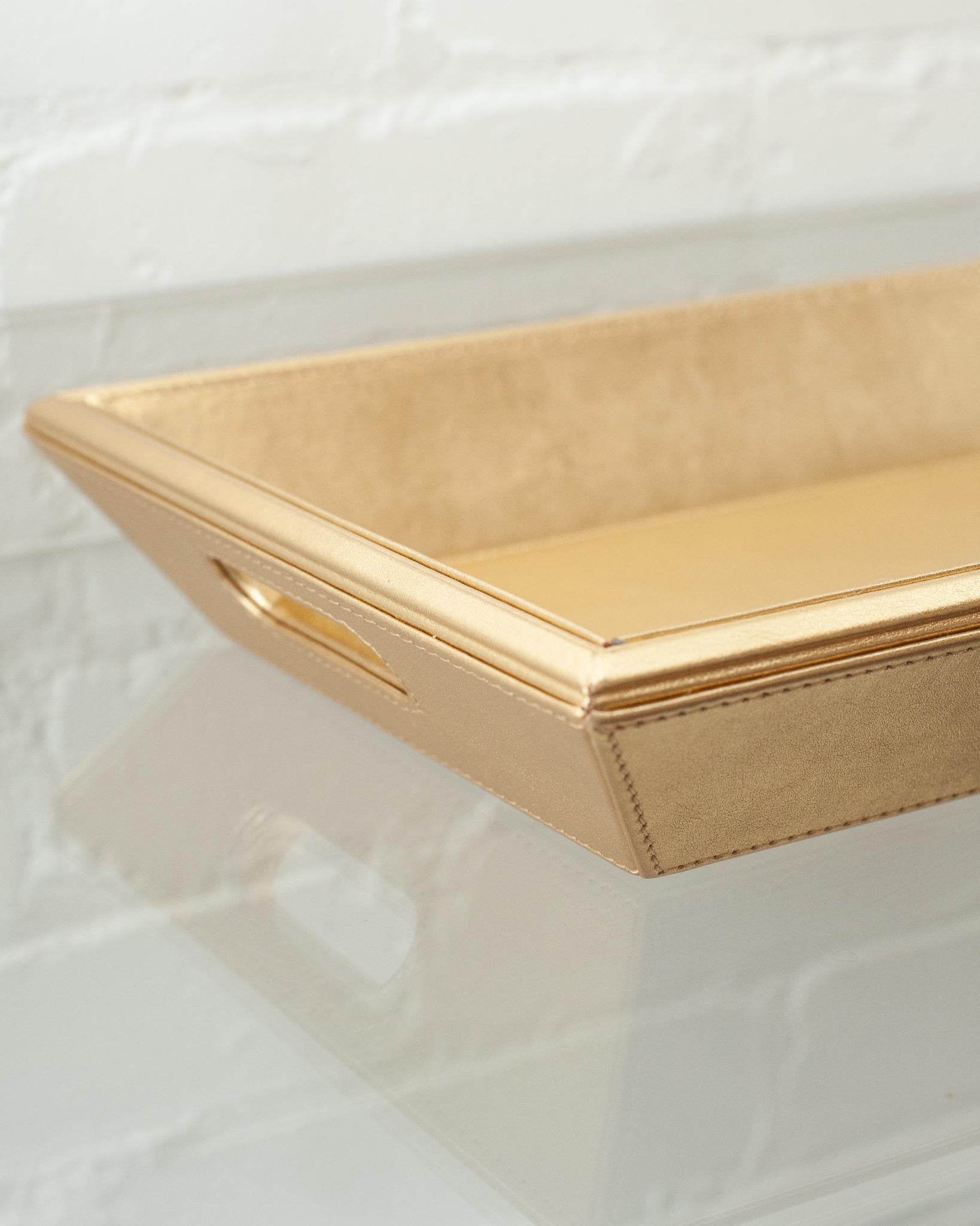 Zeitgenössisches Metallic-Gold-Leder-Tablett, rechteckig  (Argentinisch) im Angebot