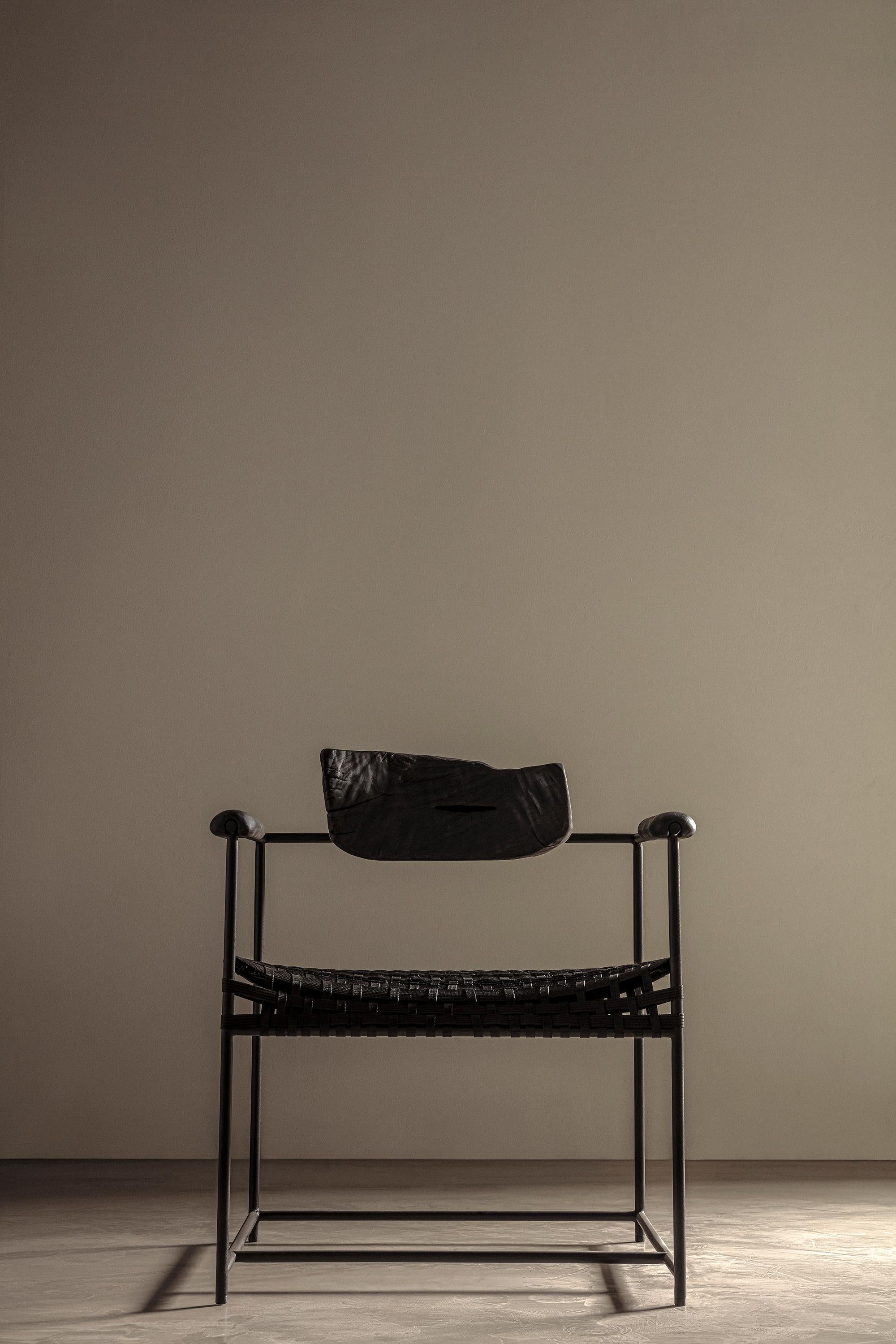 Silla mexicana contemporánea Anonimo de madera quemada y metal Mexicano en venta