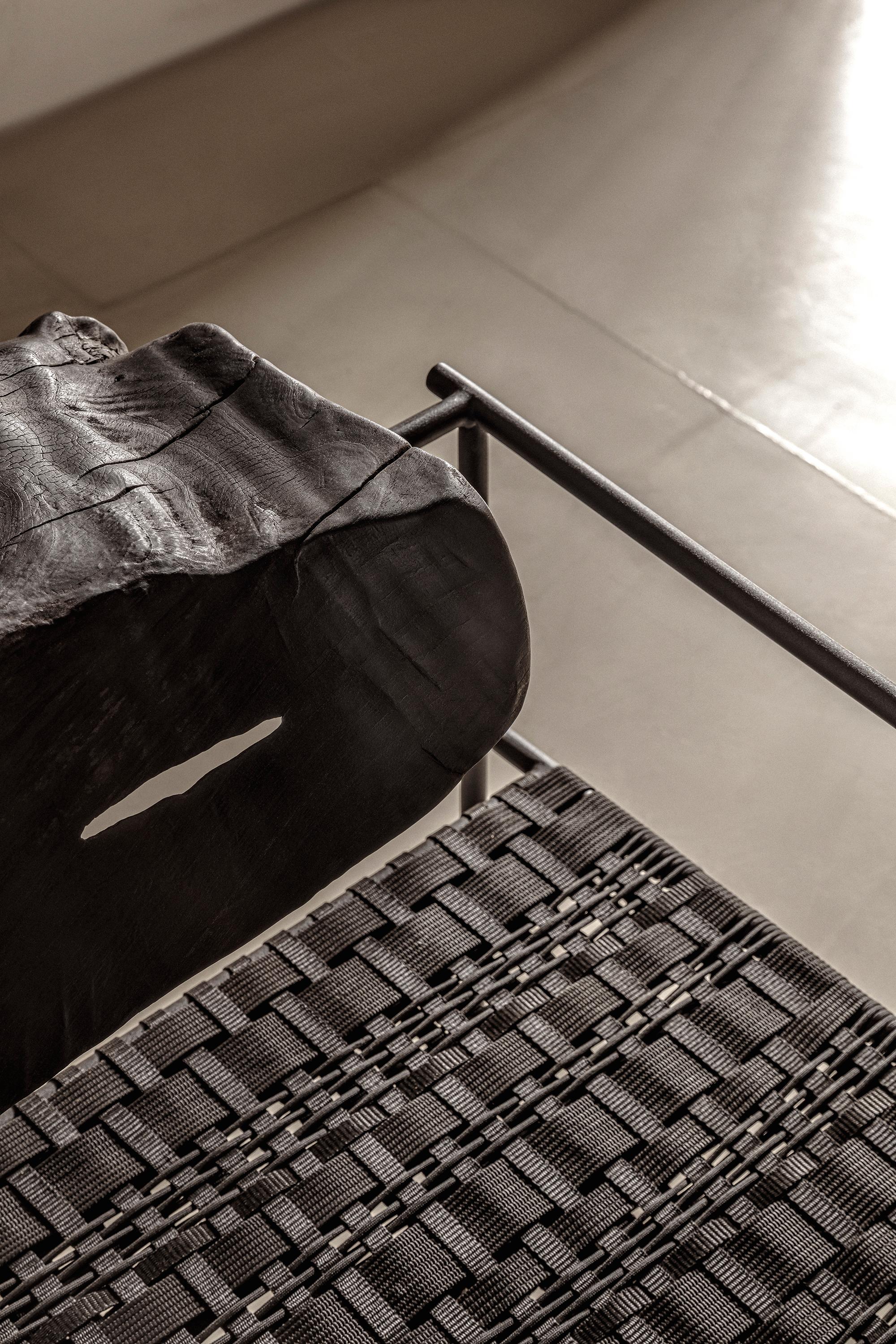 Silla mexicana contemporánea Anonimo de madera quemada y metal Tallado a mano en venta