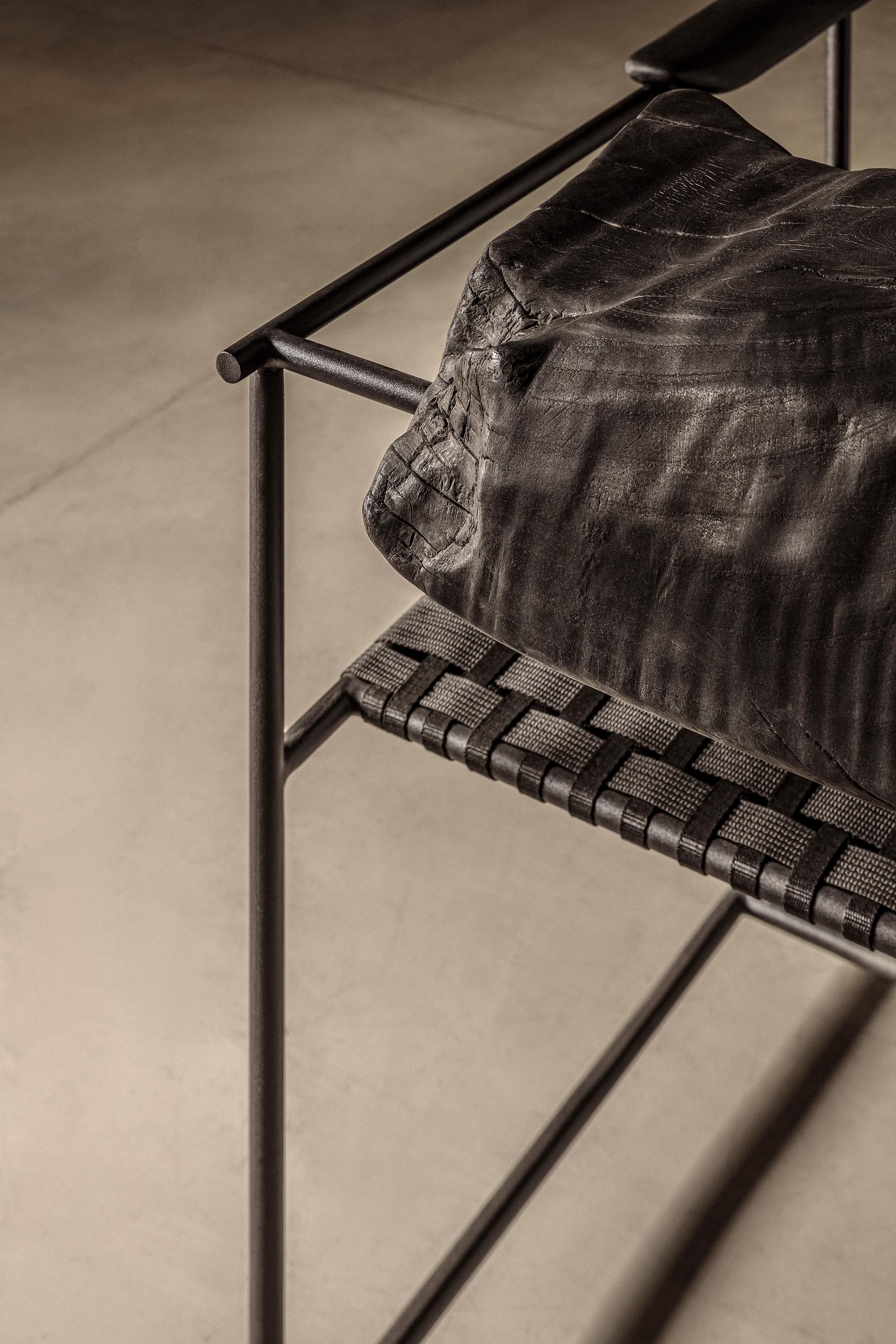 Silla mexicana contemporánea Anonimo de madera quemada y metal Roble en venta