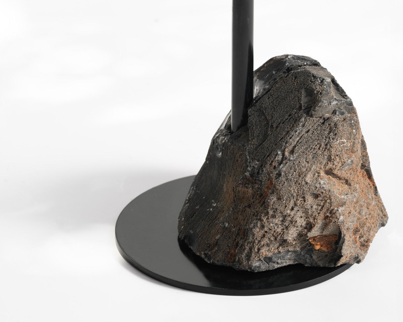 La table Iztli repose sur un morceau complet d'obsidienne. Cette base unique est associée à un plateau exquis en pierre basaltique habilement fabriqué par des artisans mexicains, faisant de la table une véritable œuvre d'art conçue pour mettre en