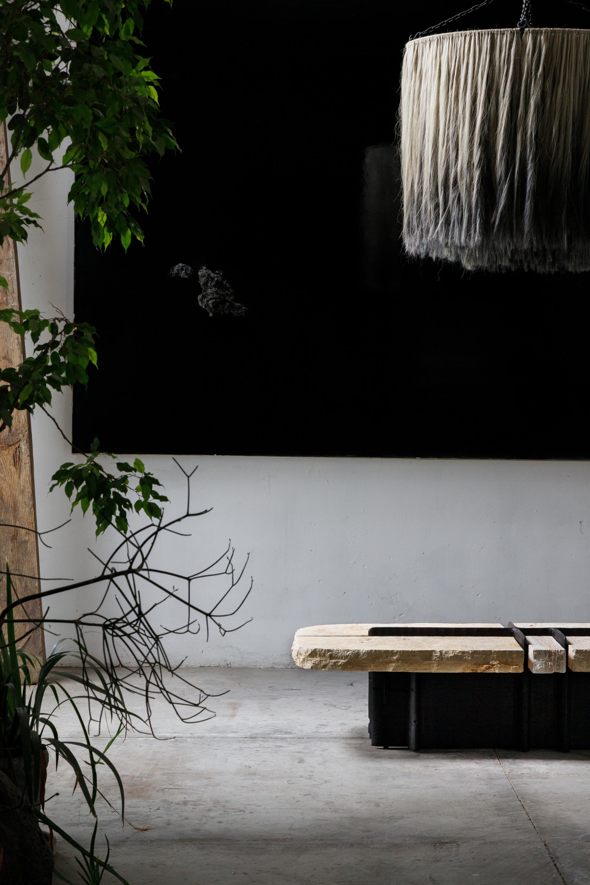 Sculpté à la main Table basse contemporaine mexicaine EM03 en pierre de Cantera en vente