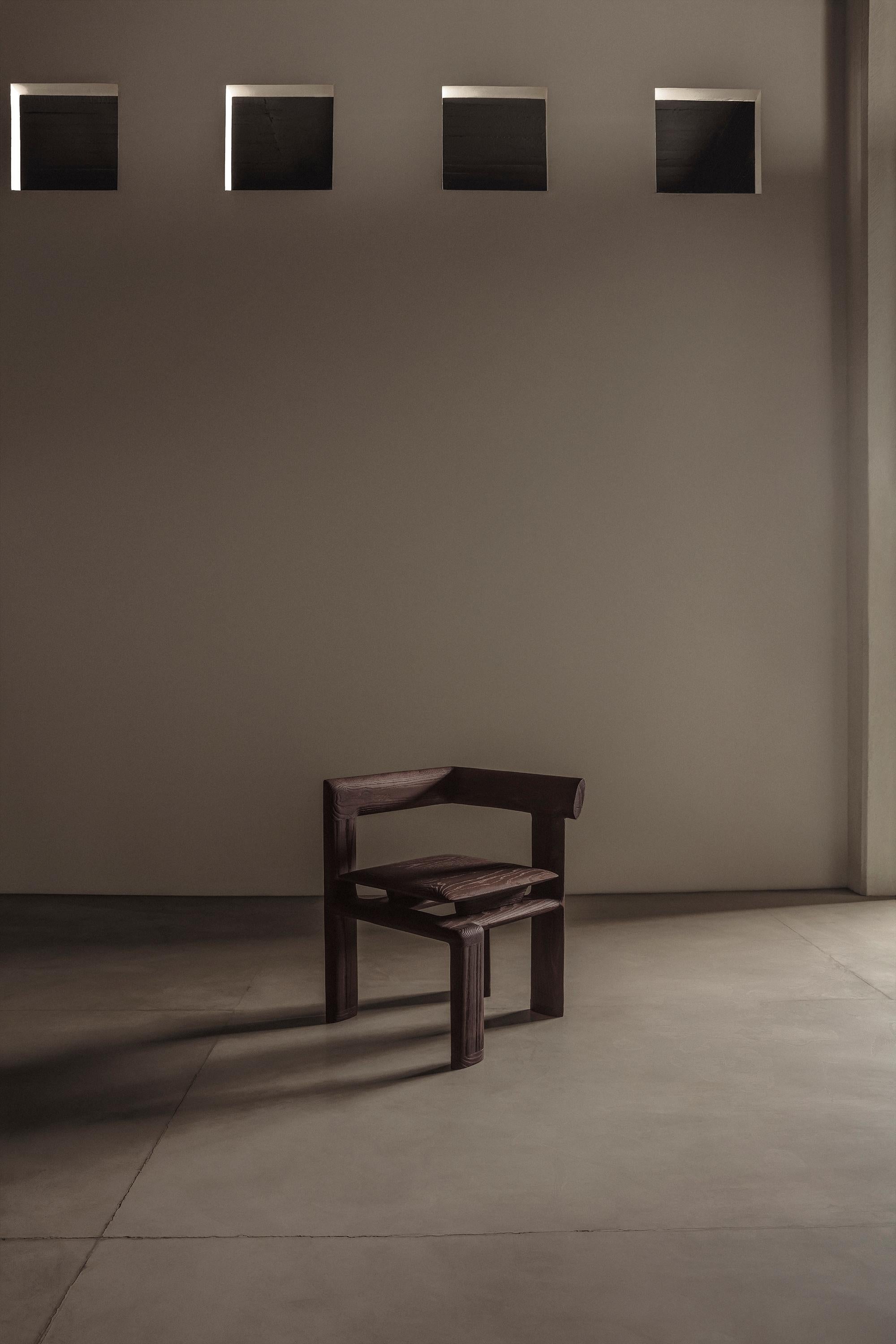 Der Nelligan Chair erscheint wie ein unvollendetes Gedicht: eine in sich geschlossene Geometrie, die in den unsichtbaren Grenzen eines Kubus schwebt. Gespiegelt in Versionen mit rechter oder linker Armlehne erweitert sich das Stück wie ein