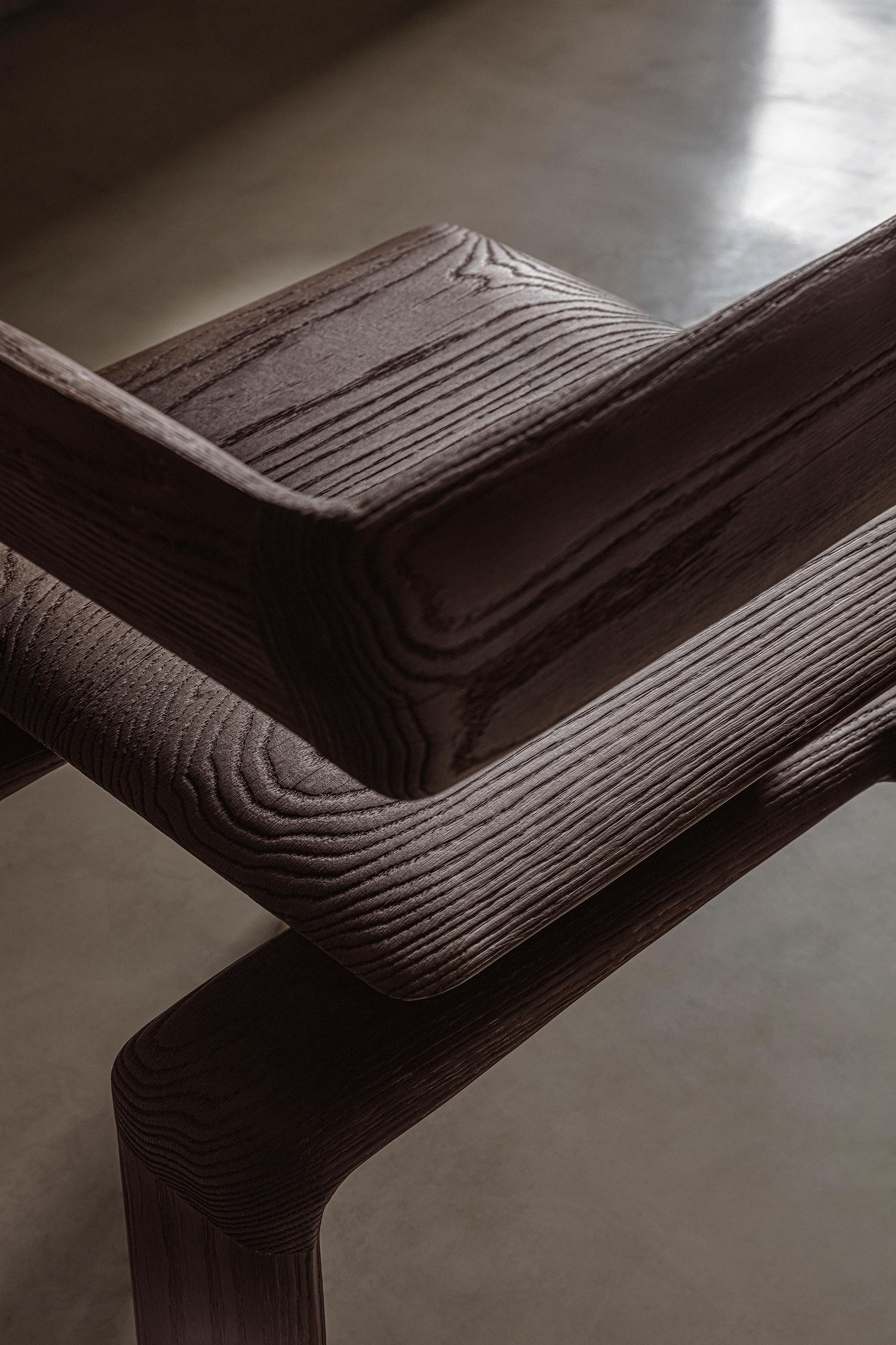 Zeitgenössischer mexikanischer Nelligan-Stuhl aus gebrannter Eiche (Mexikanisch) im Angebot