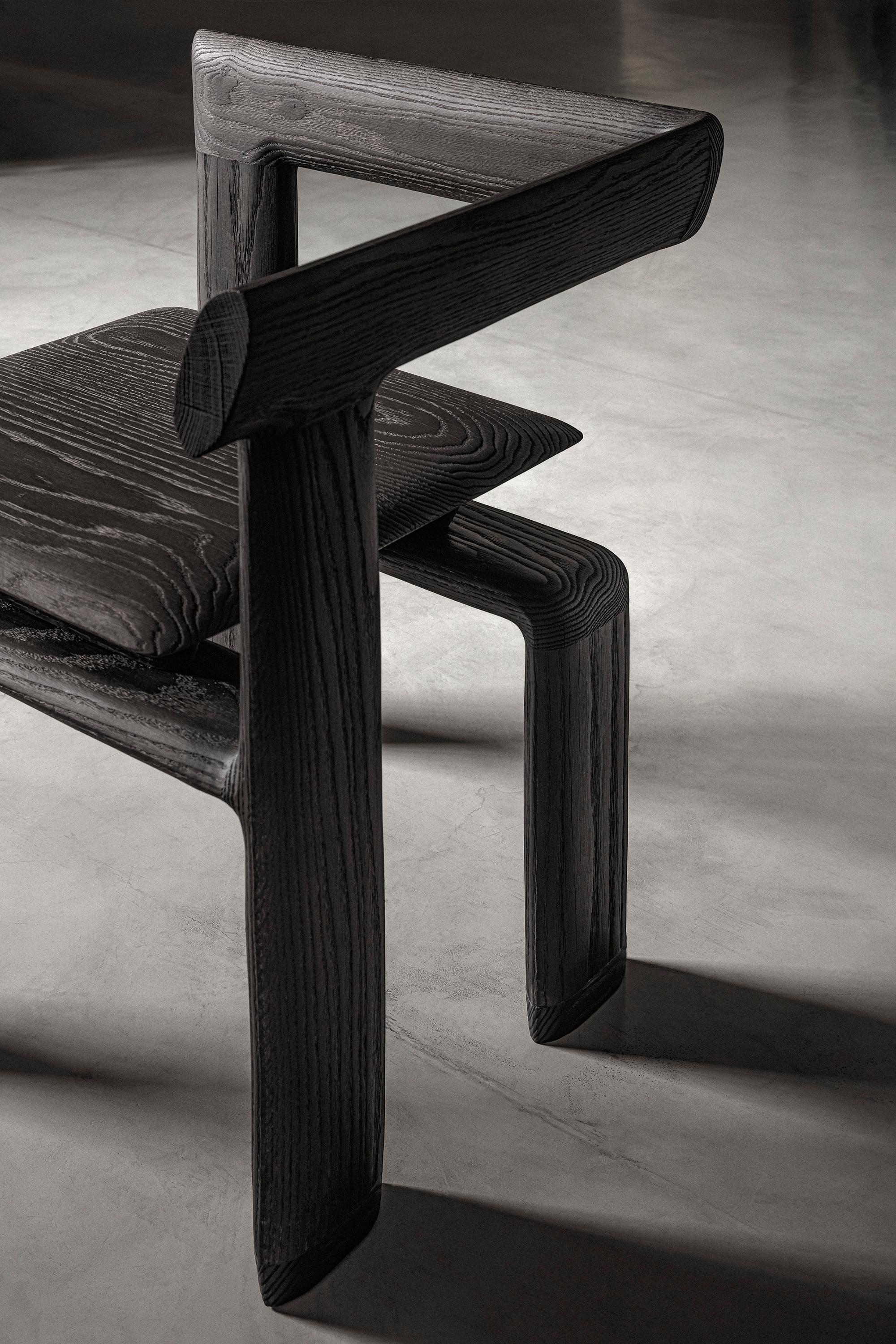 Zeitgenössischer mexikanischer Nelligan-Stuhl aus gebrannter Eiche (Handgeschnitzt) im Angebot