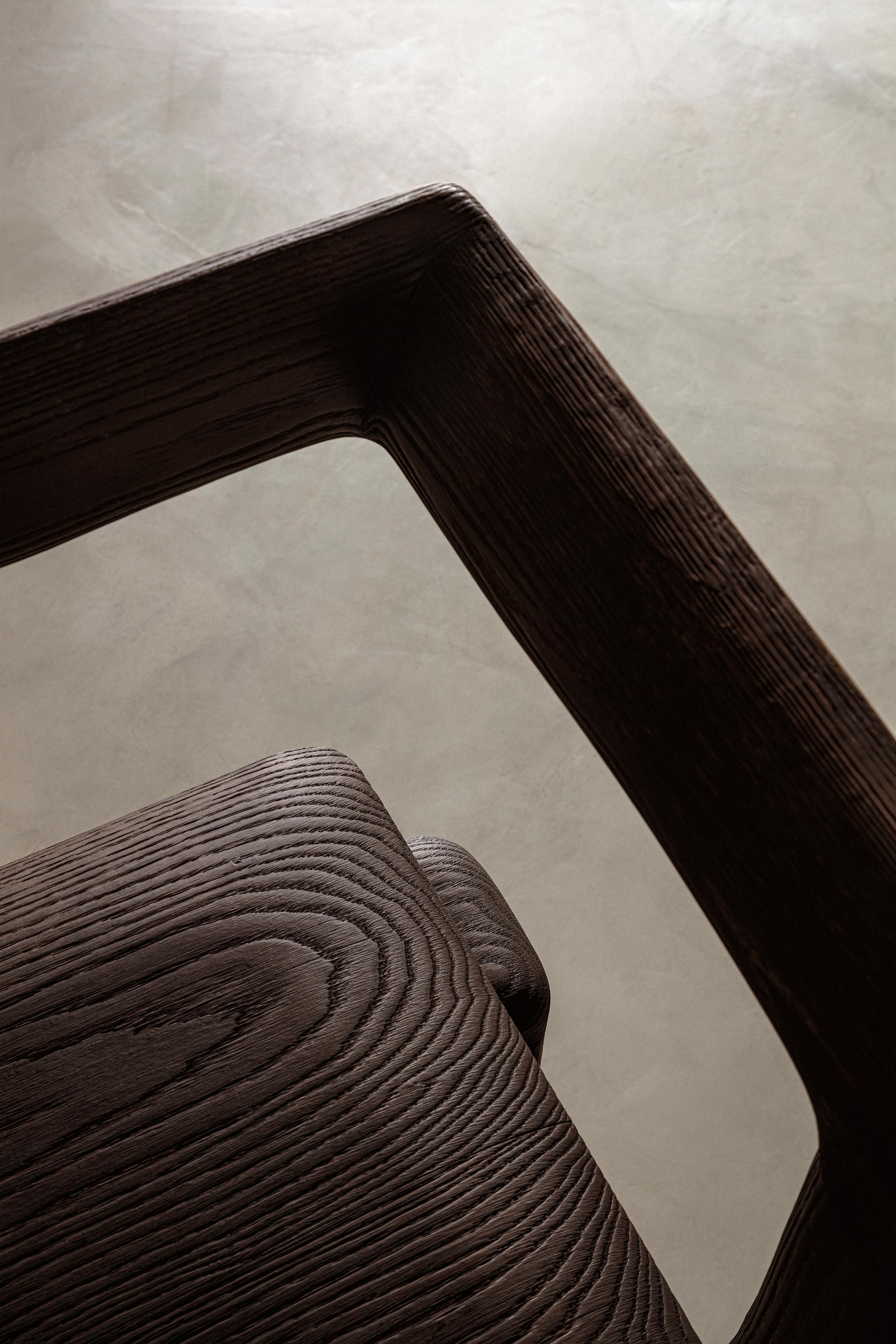 Zeitgenössischer mexikanischer Nelligan-Stuhl aus gebrannter Eiche (21. Jahrhundert und zeitgenössisch) im Angebot