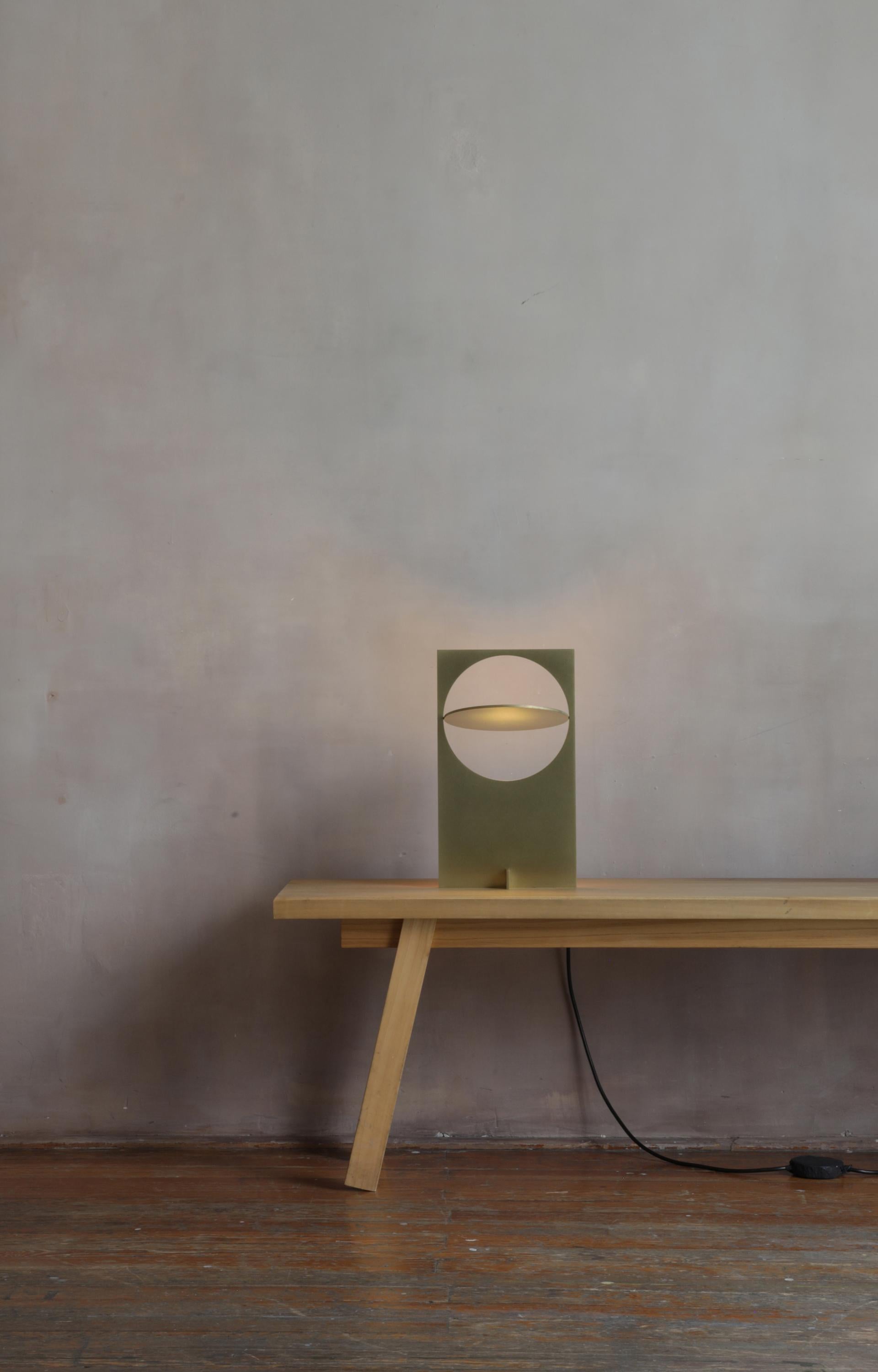 LÁMPARA DE MESA mexicana contemporánea OBJ-01 de latón Siglo XXI y contemporáneo en venta