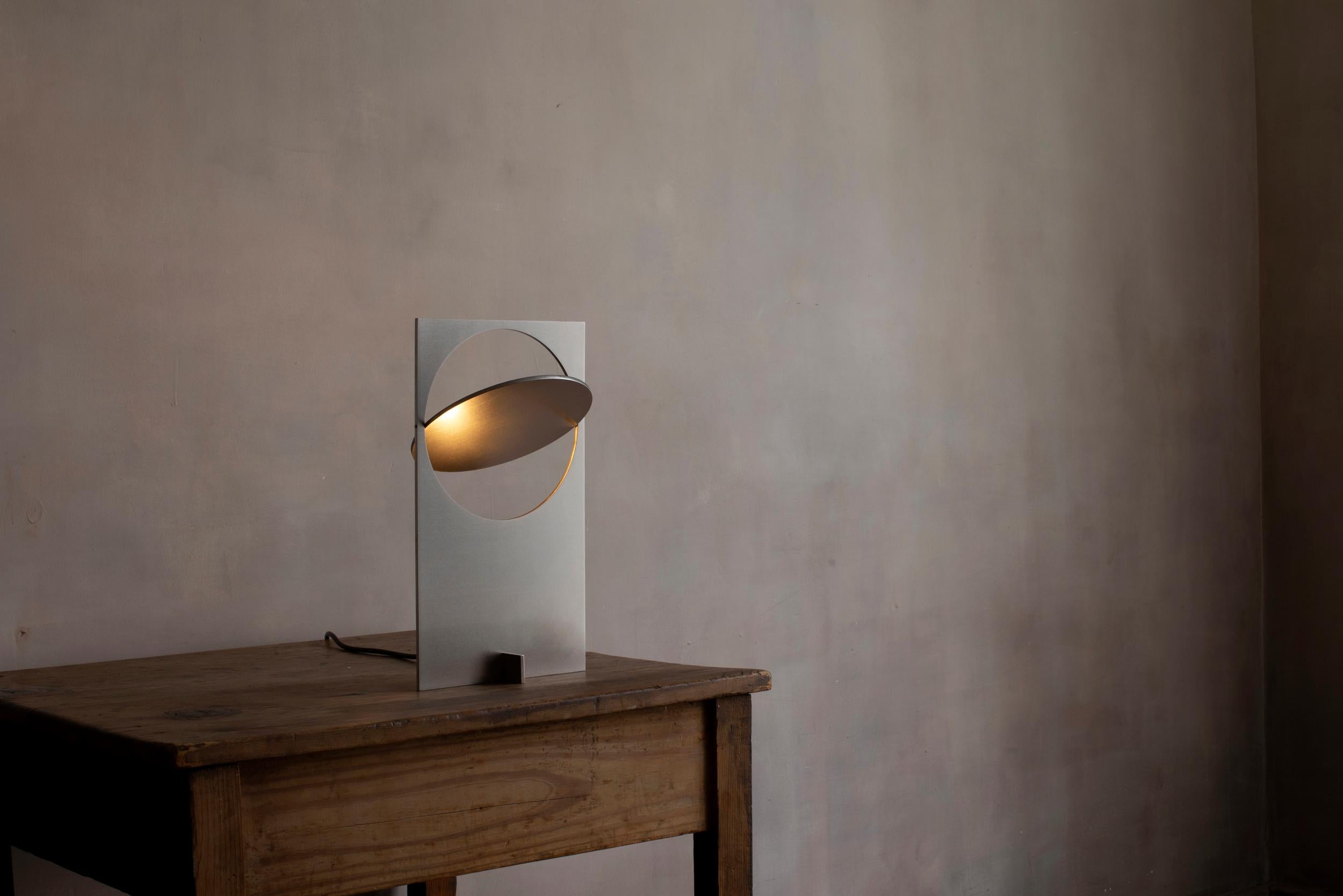 LÁMPARA DE MESA mexicana contemporánea OBJ-01 de acero Mexicano en venta