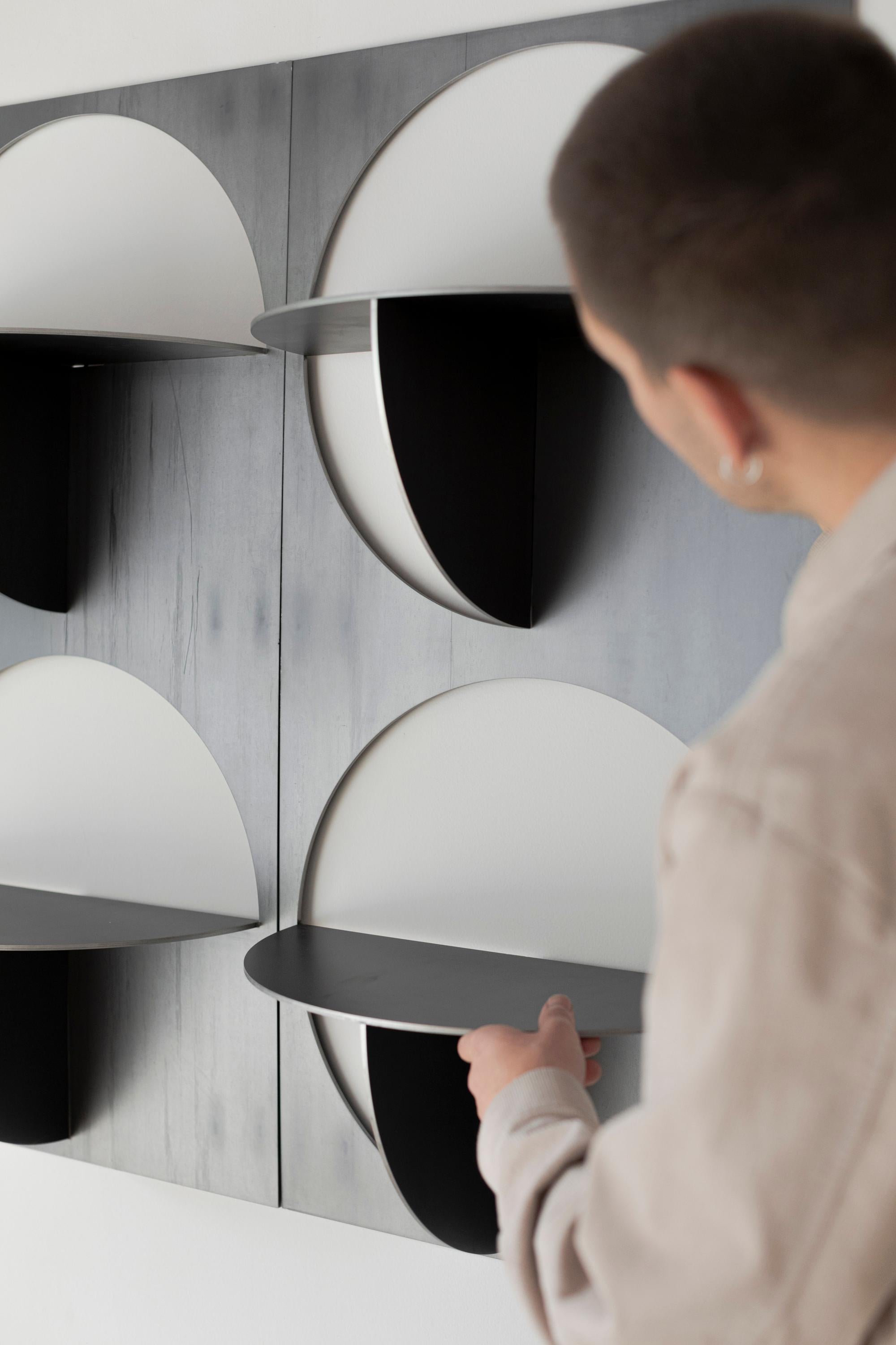 La collection OBJ est basée sur des gestes simples appliqués aux matériaux dans leur format commercial. Grâce à des manipulations telles que des coupes et des plis, les matériaux bruts sont transformés en objets. Sans recours à des références et à