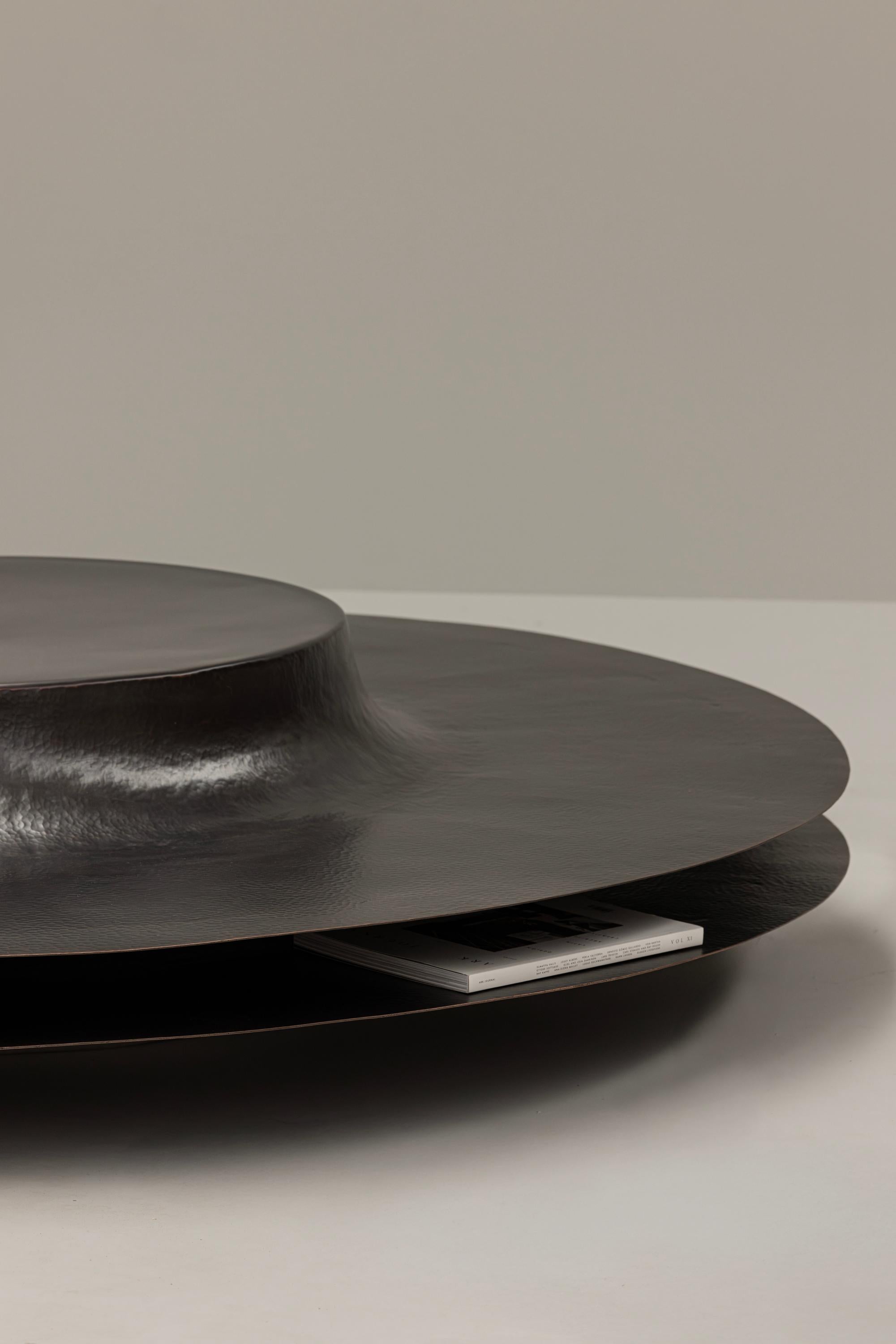 La collection OBJ est basée sur des gestes simples appliqués aux matériaux dans leur format commercial. Grâce à des manipulations telles que des coupes et des plis, les matériaux bruts sont transformés en objets. Sans recours à des références et à