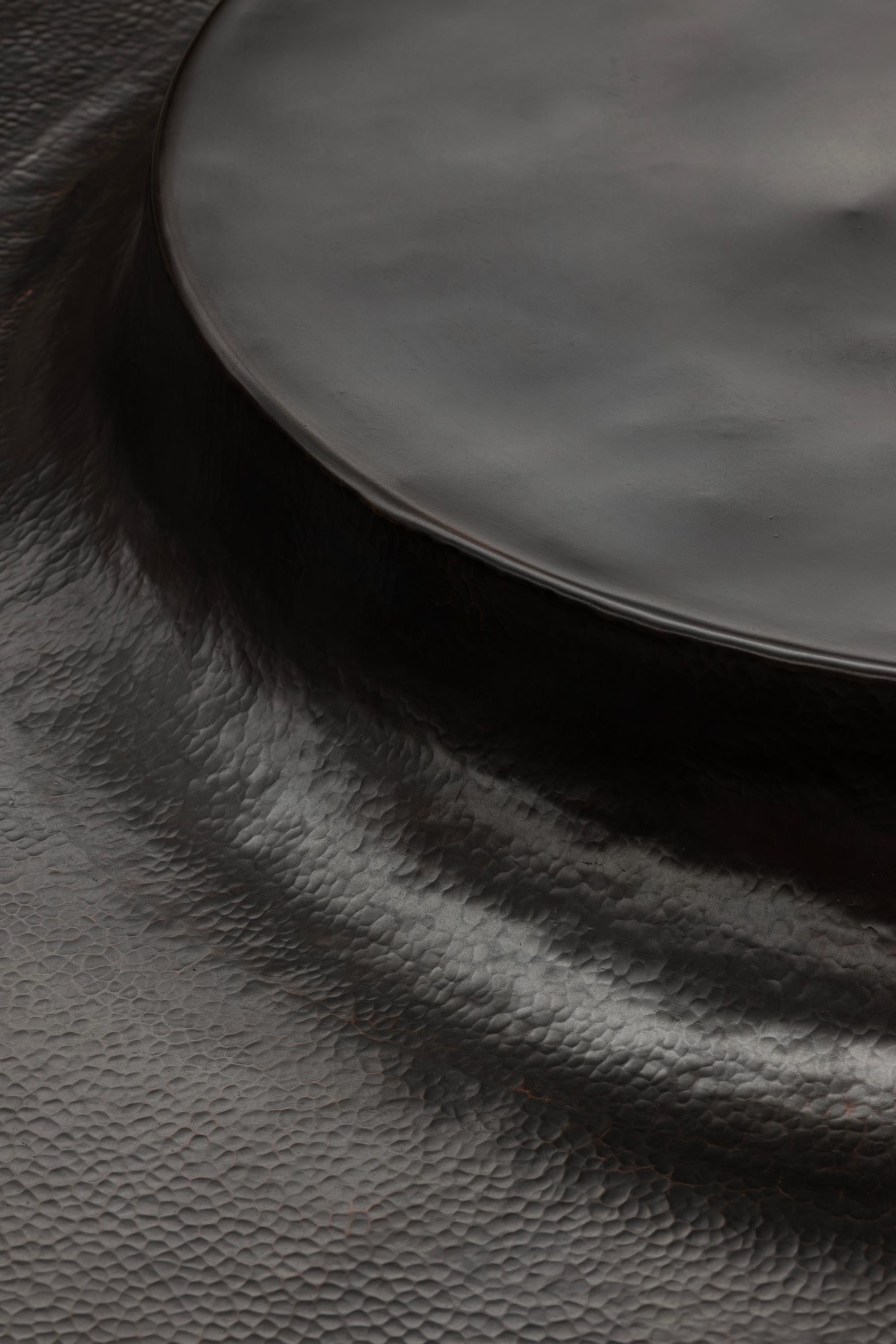 Martelé Table basse contemporaine mexicaine OBJ-06 en cuivre patiné graphite en vente