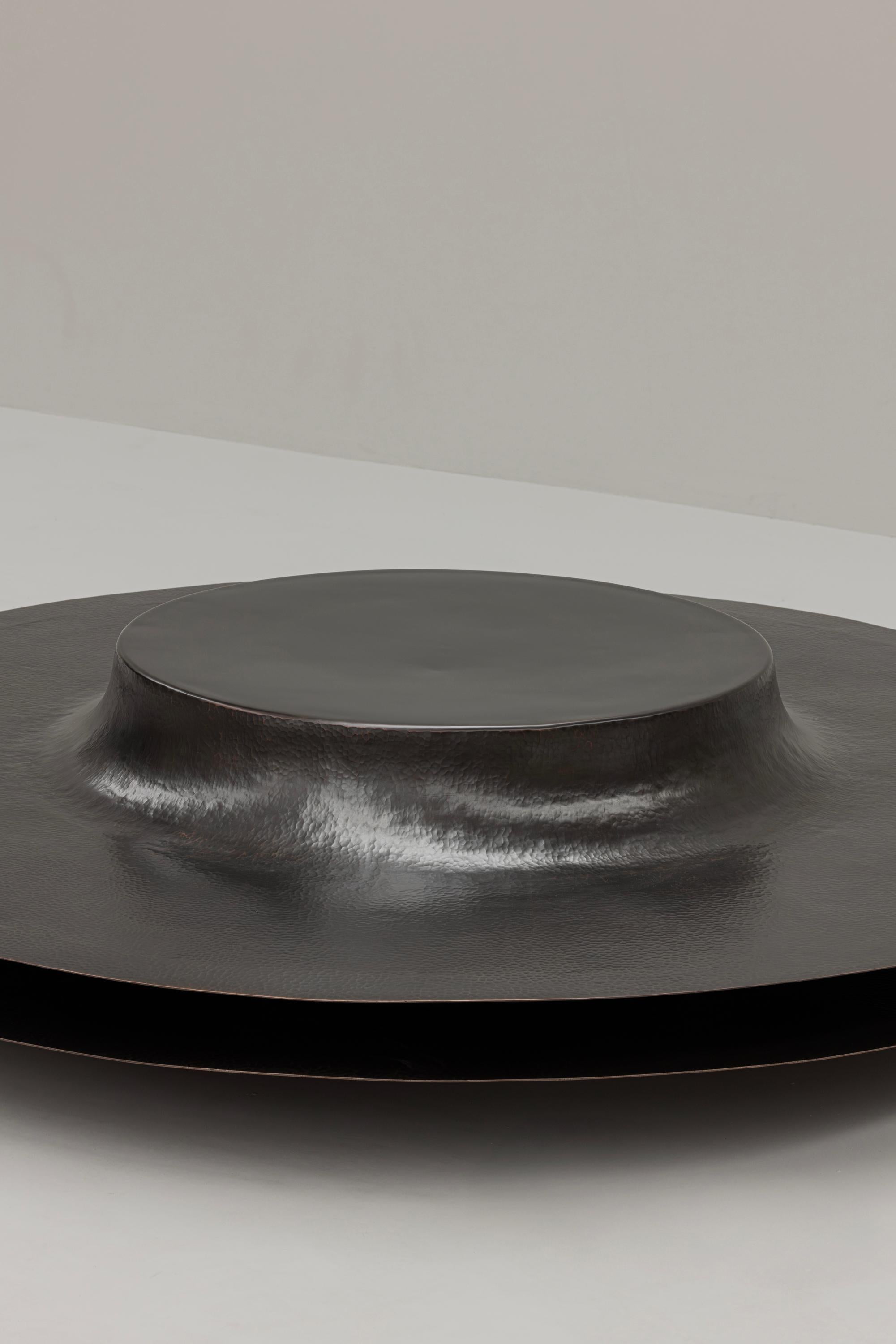Cuivre Table basse contemporaine mexicaine OBJ-06 en cuivre patiné graphite en vente