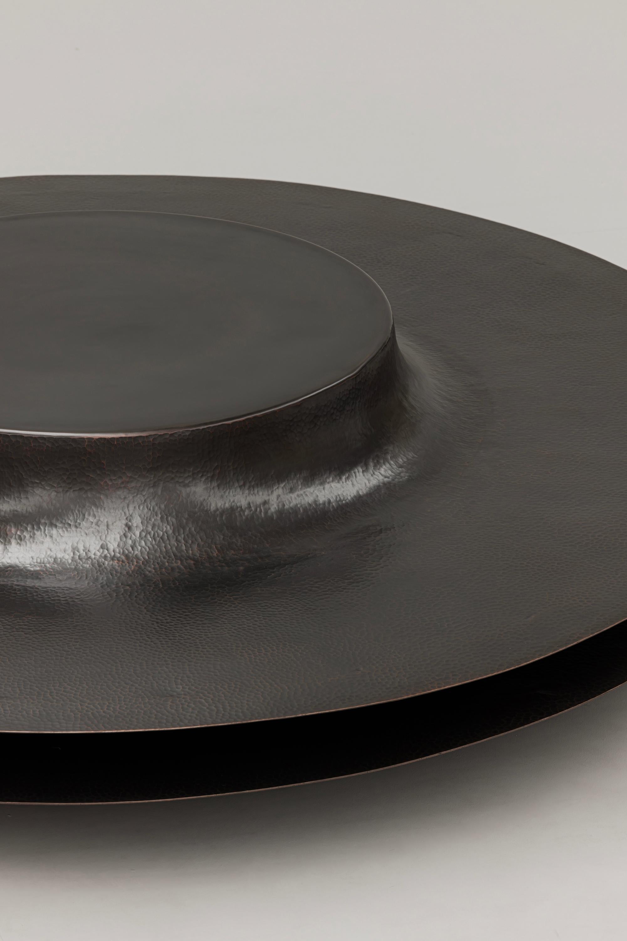 Table basse contemporaine mexicaine OBJ-06 en cuivre patiné graphite en vente 2