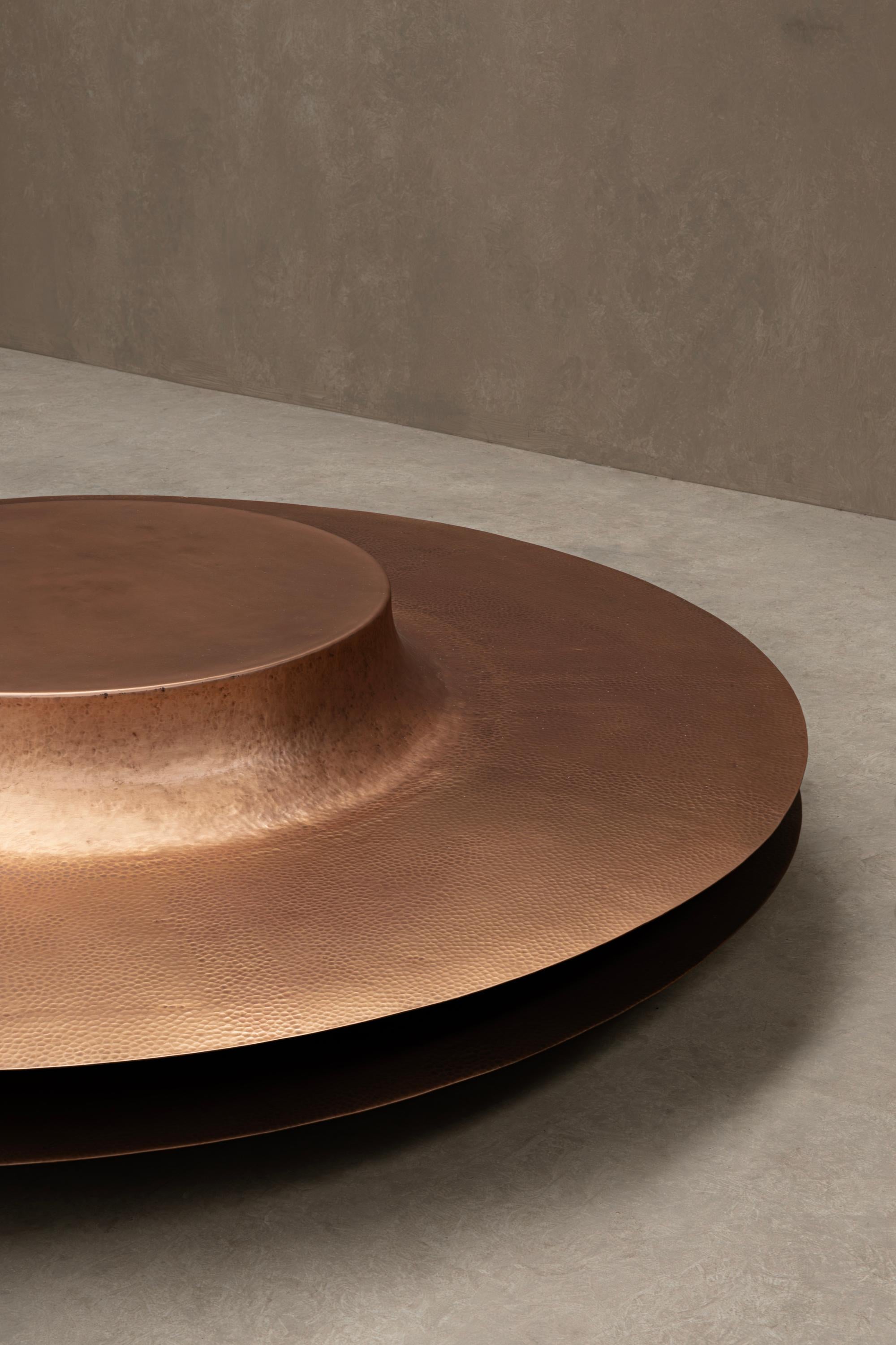 La collezione OBJ si basa su semplici gesti applicati ai materiali nel loro formato commerciale. Attraverso manipolazioni come tagli e pieghe, i materiali grezzi vengono trasformati in oggetti. Senza l'uso di riferimenti e di fasi di ricerca