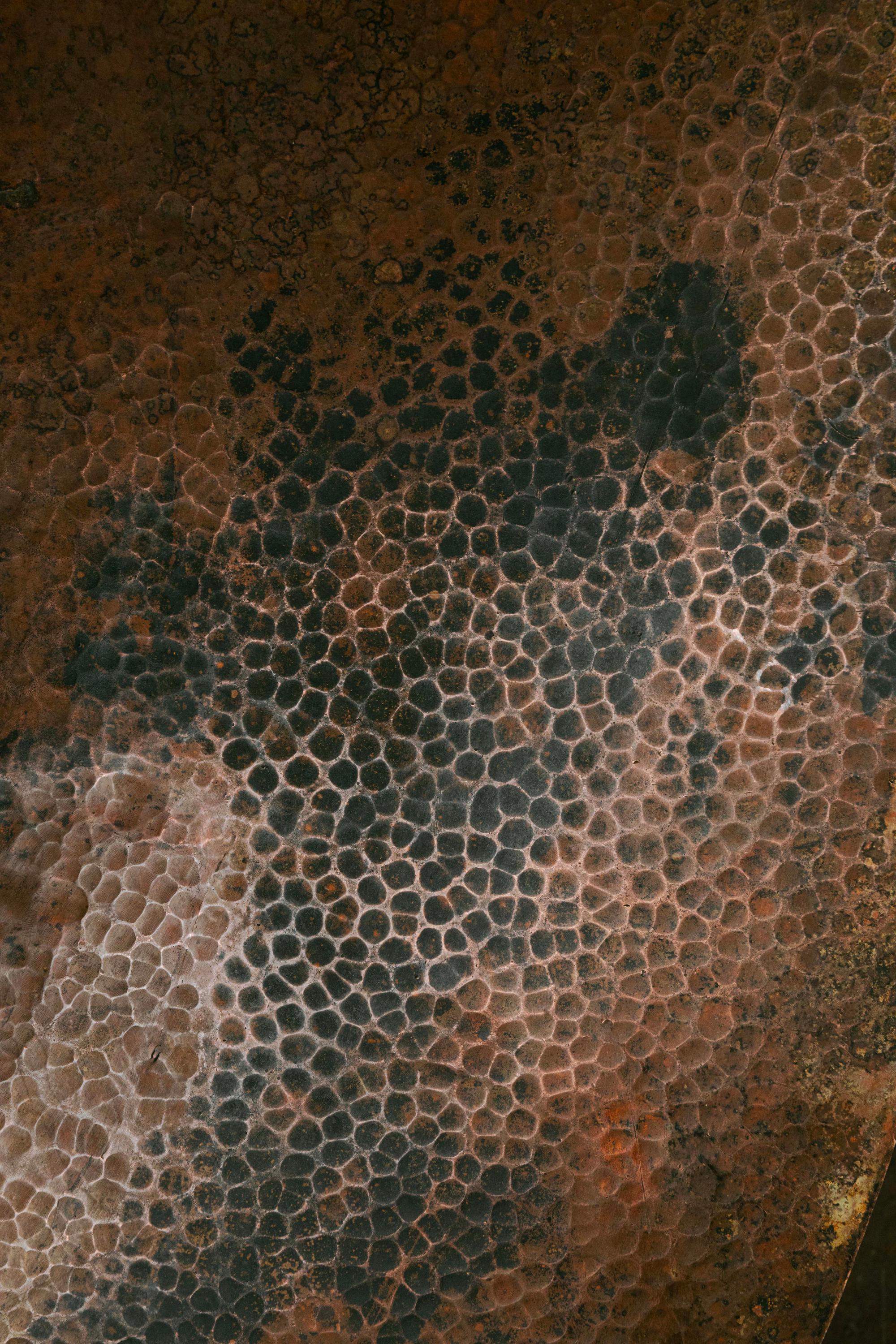 La colección OBJ se basa en gestos sencillos aplicados a los materiales en su formato comercial. Mediante manipulaciones como cortes y pliegues, las materias primas se transforman en objetos. Sin el uso de referencias ni etapas de investigación