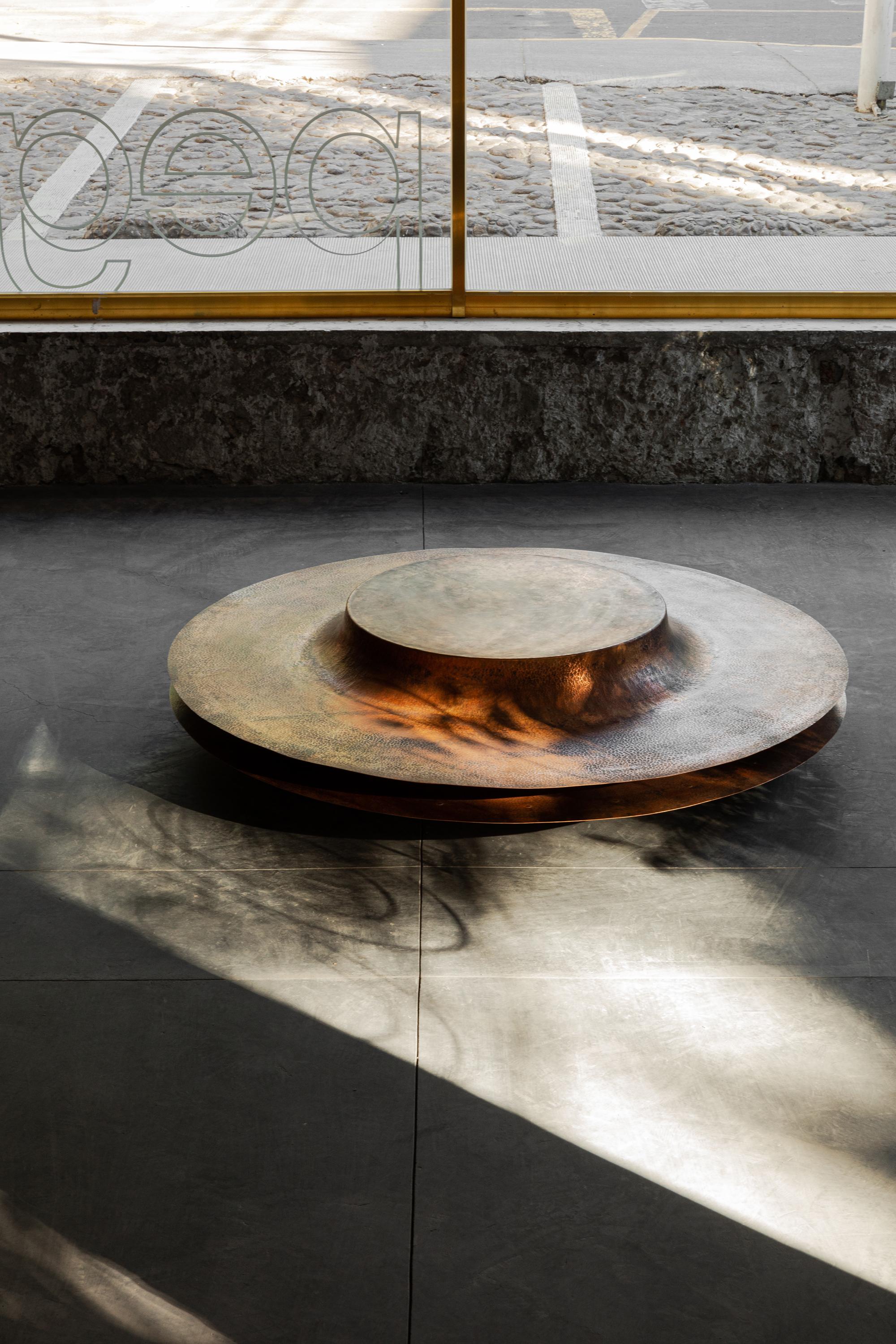 MESA DE CAFÉ mexicana contemporánea OBJ-06 de cobre natural en venta 1