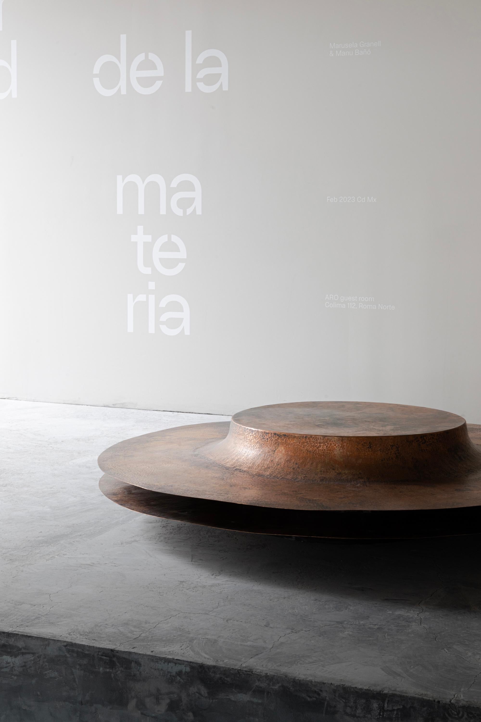 MESA DE CAFÉ mexicana contemporánea OBJ-06 de cobre natural en venta 2