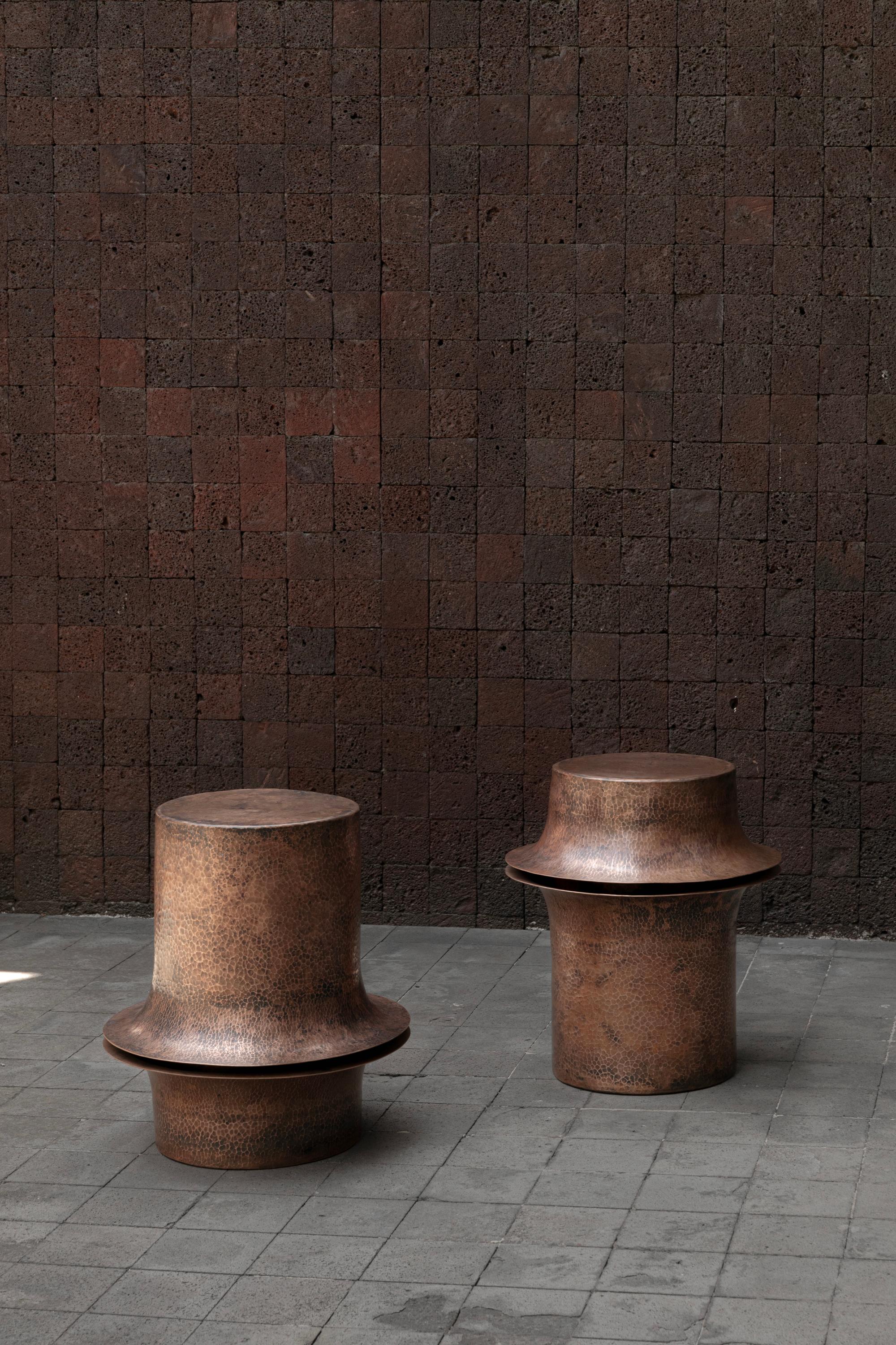 Martelé Table d'appoint contemporaine mexicaine OBJ-06 en cuivre naturel en vente