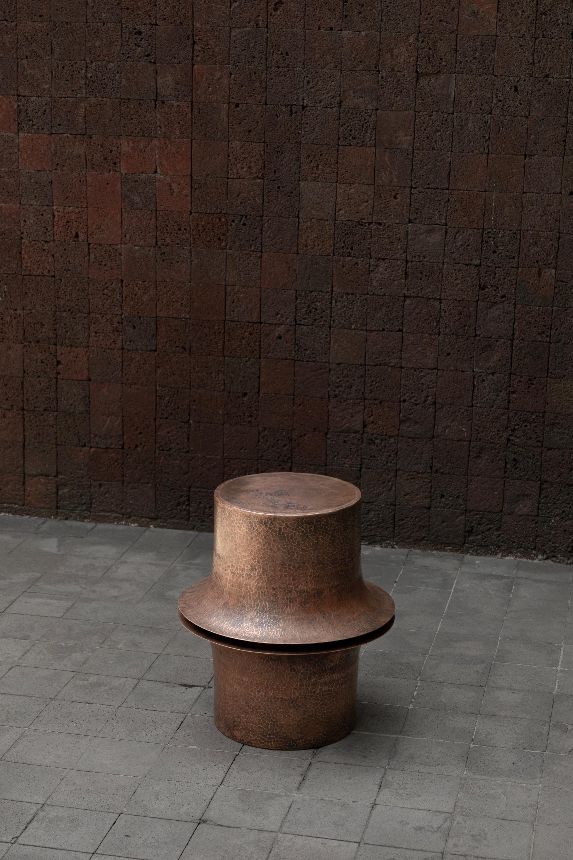 XXIe siècle et contemporain Table d'appoint contemporaine mexicaine OBJ-06 en cuivre naturel en vente