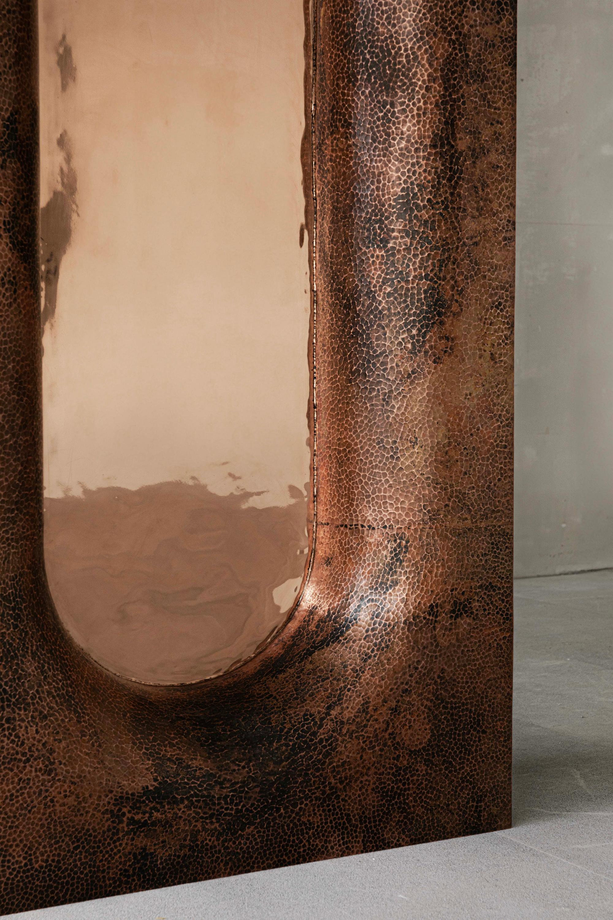 La collezione OBJ si basa su semplici gesti applicati ai materiali nel loro formato commerciale. Attraverso manipolazioni come tagli e pieghe, i materiali grezzi vengono trasformati in oggetti. Senza l'uso di riferimenti e di fasi di ricerca