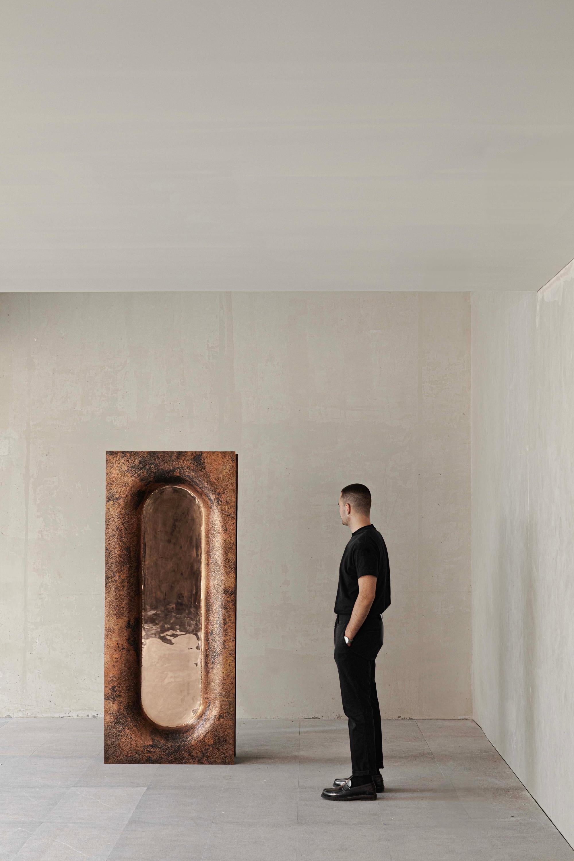 Martellato Specchio da terra contemporaneo OBJ-08 Rame naturale + rame lucido in vendita