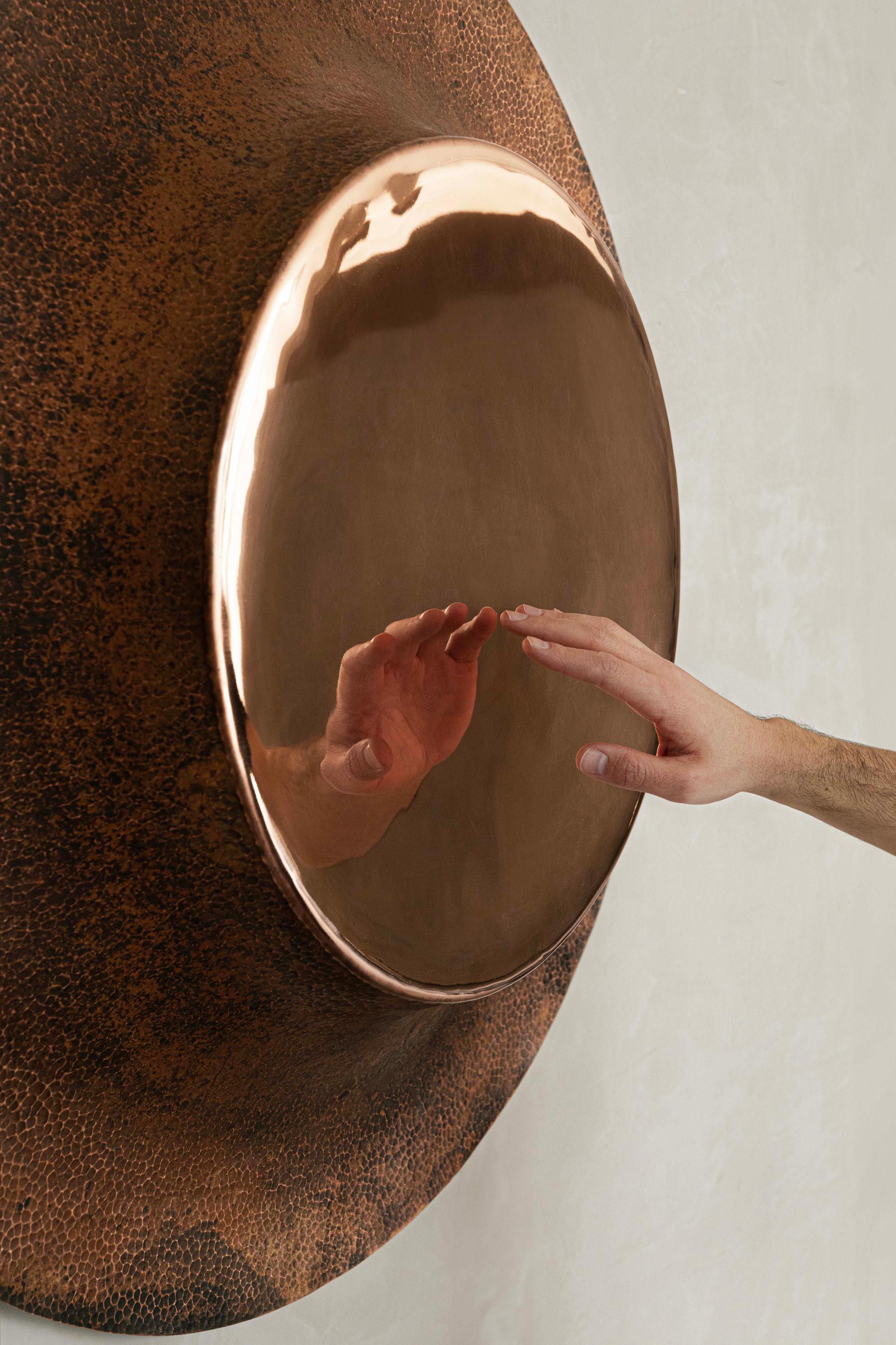 La collezione OBJ si basa su semplici gesti applicati ai materiali nel loro formato commerciale. Attraverso manipolazioni come tagli e pieghe, i materiali grezzi vengono trasformati in oggetti. Senza l'uso di riferimenti e di fasi di ricerca