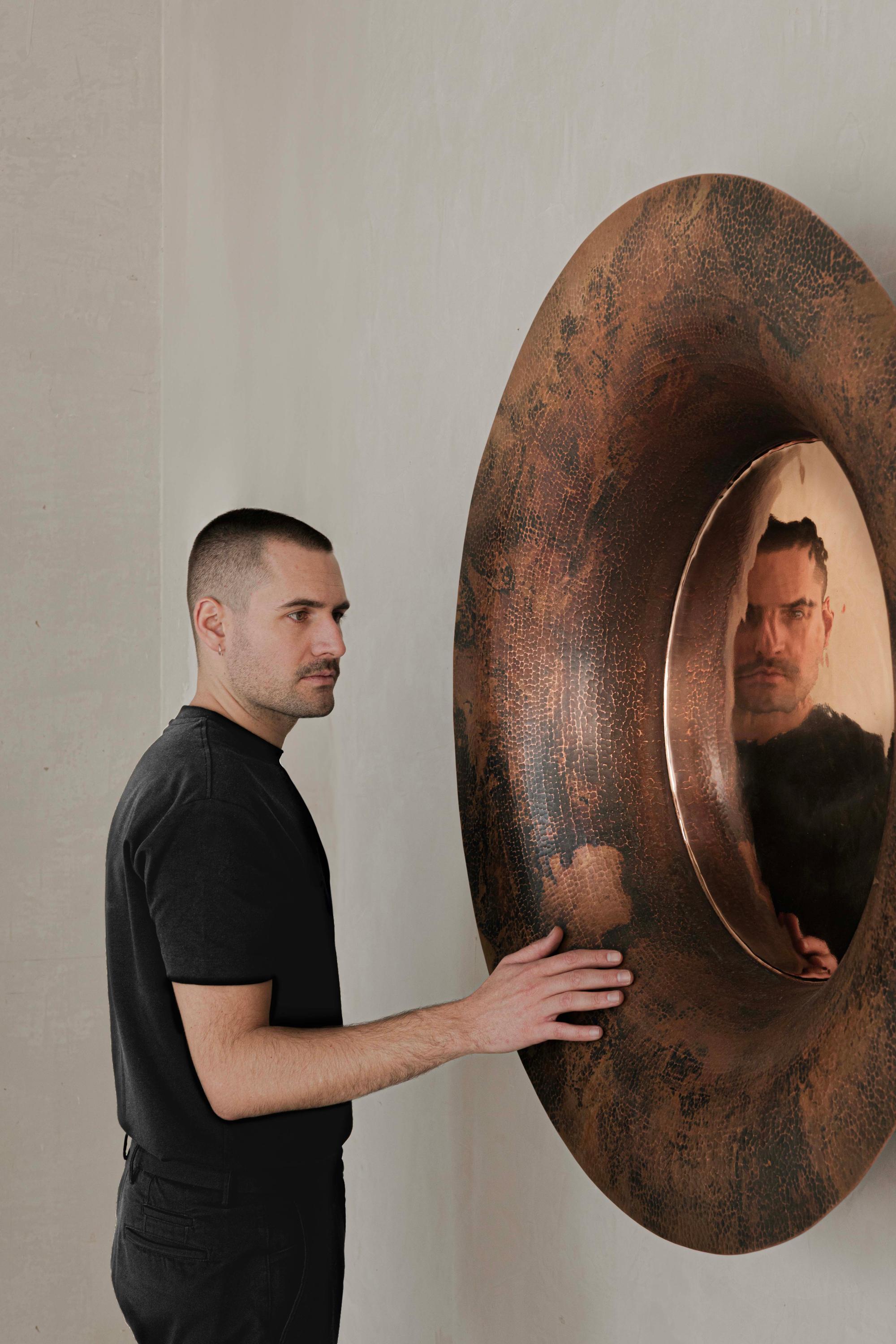 Martellato Contemporaneo messicano OBJ-08 SPECCHIO DA PARETE TONDO Rame naturale + rame lucido in vendita