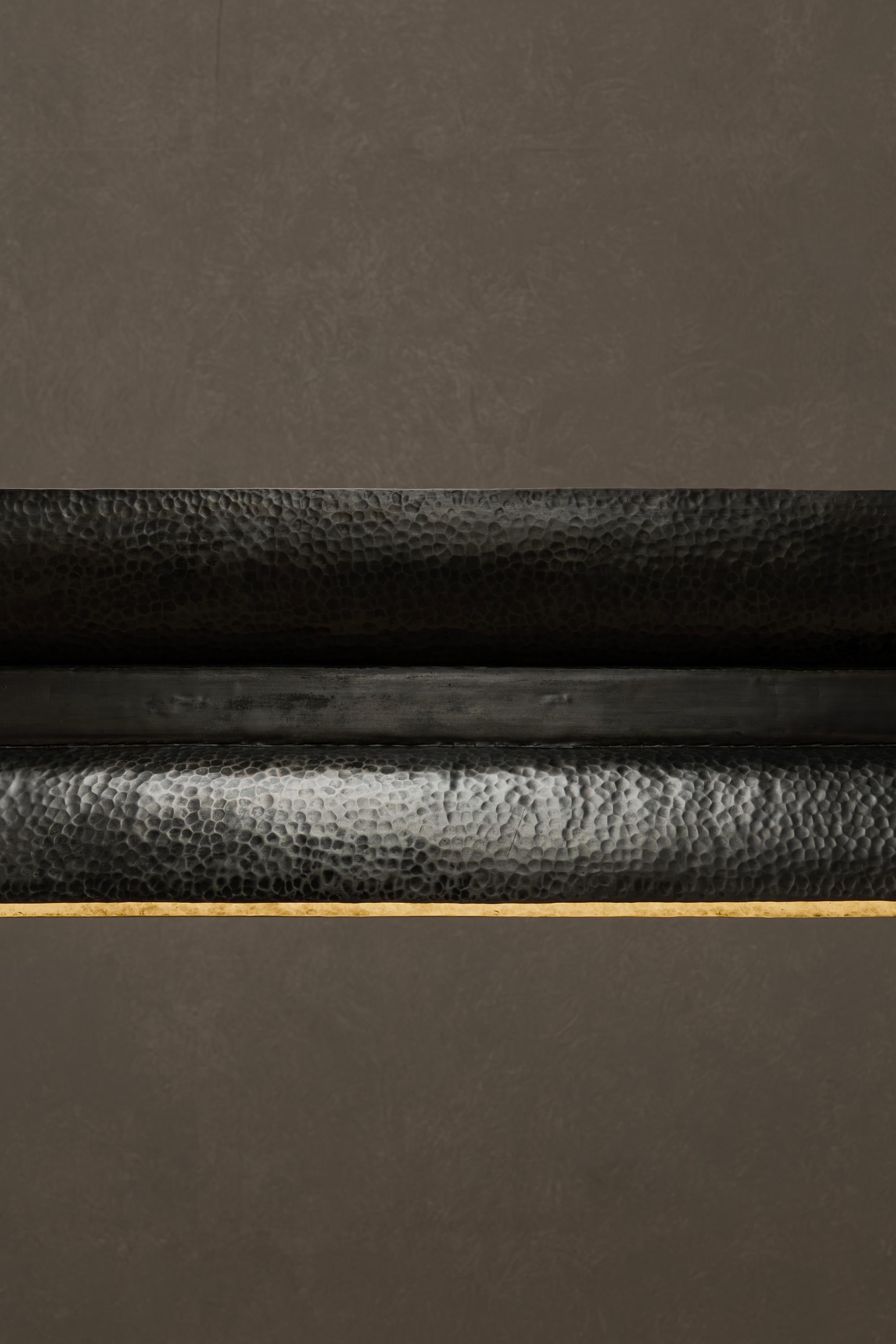 La colección OBJ se basa en gestos sencillos aplicados a los materiales en su formato comercial. Mediante manipulaciones como cortes y pliegues, las materias primas se transforman en objetos. Sin el uso de referencias ni etapas de investigación