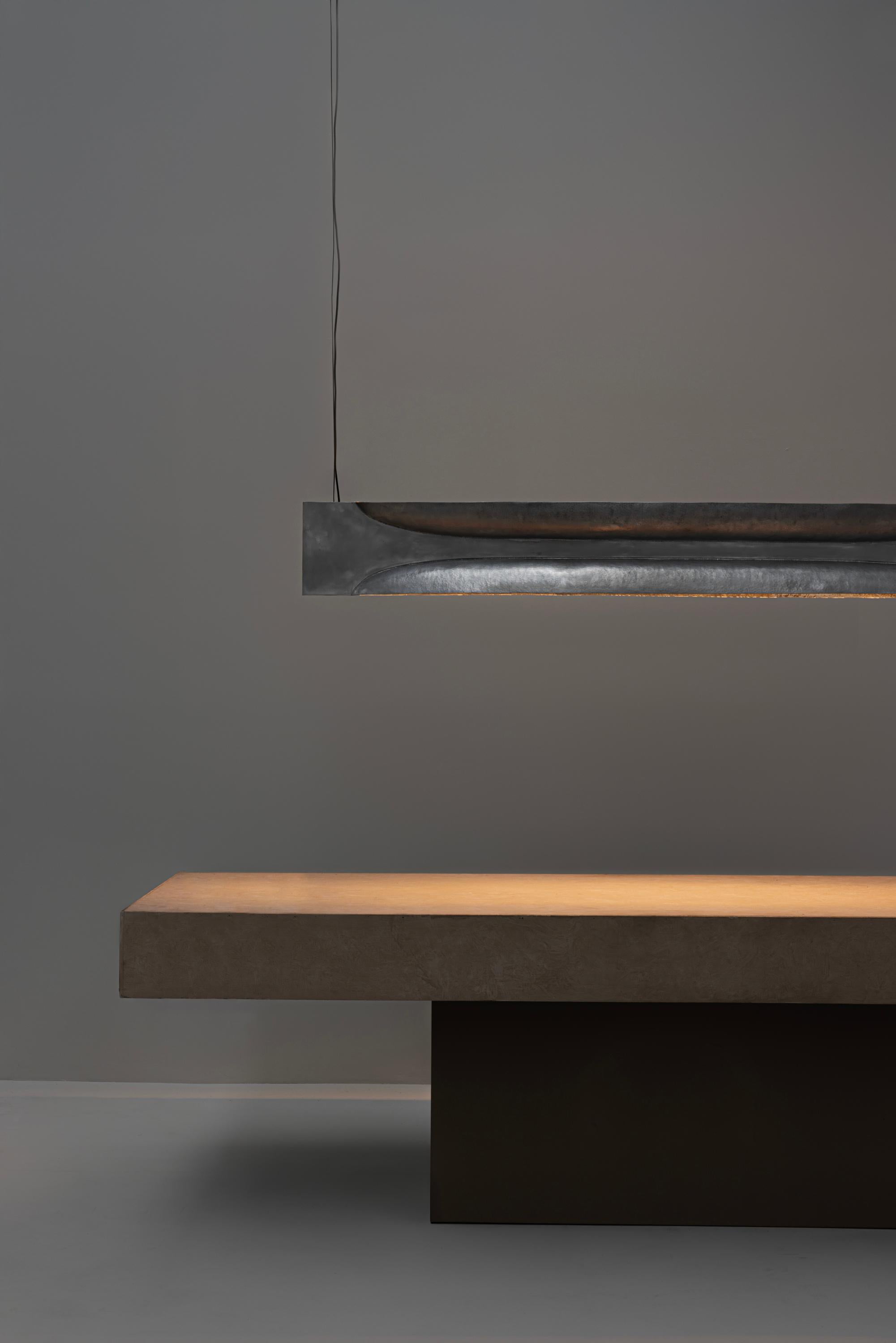 La colección OBJ se basa en gestos sencillos aplicados a los materiales en su formato comercial. Mediante manipulaciones como cortes y pliegues, las materias primas se transforman en objetos. Sin el uso de referencias ni etapas de investigación