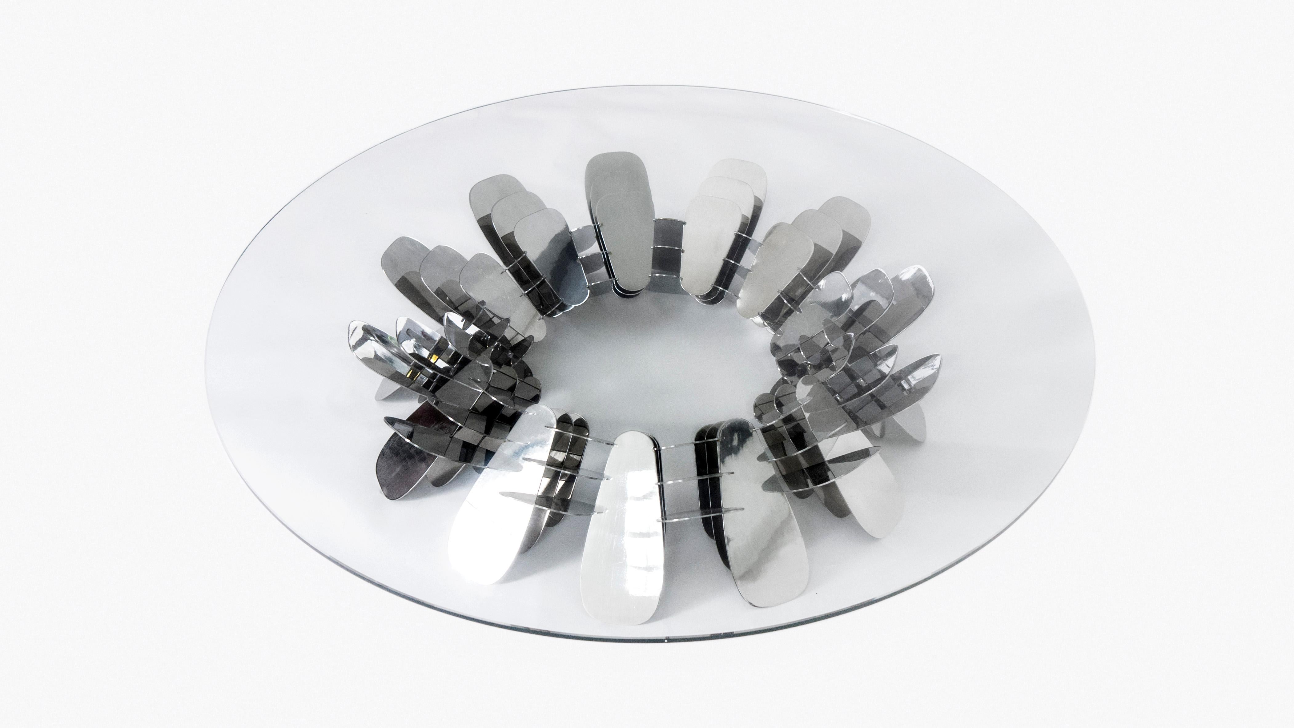 The “Narciso Table” is made of a modular structure of stainless steel petals of three different sizes, symmetrically welded around a central axis conforming a perfect circle.

The geometric system of the “Narciso” table is based on a dodecagonal