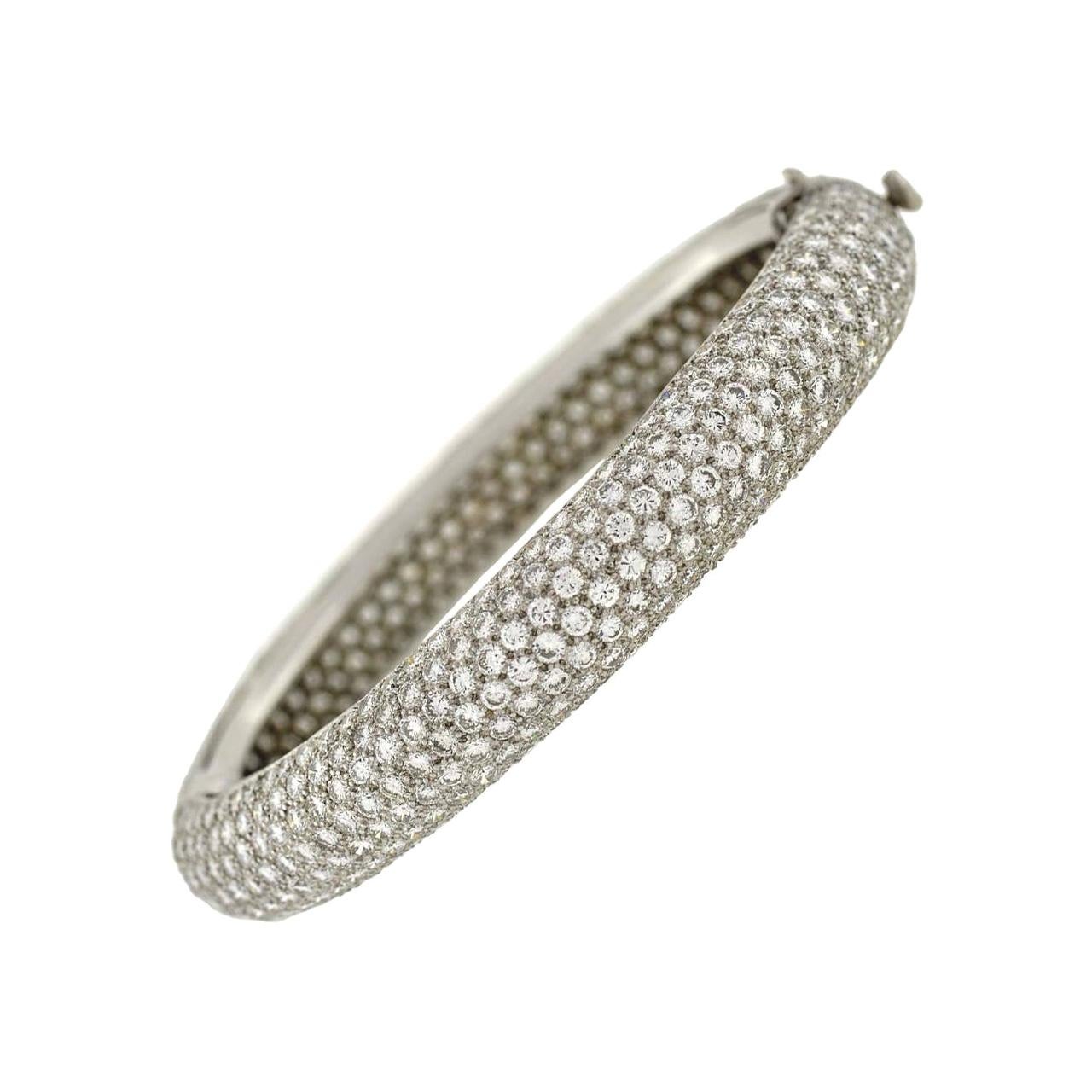 Bracelet jonc contemporain en platine avec micro-pavé de diamants